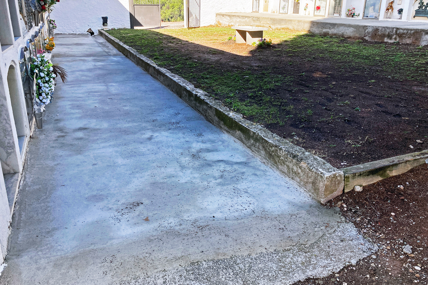 El Cementiri Municipal estrena millores en alguns dels seus espais, amb la pavimentació de passadissos i la replantació de flors