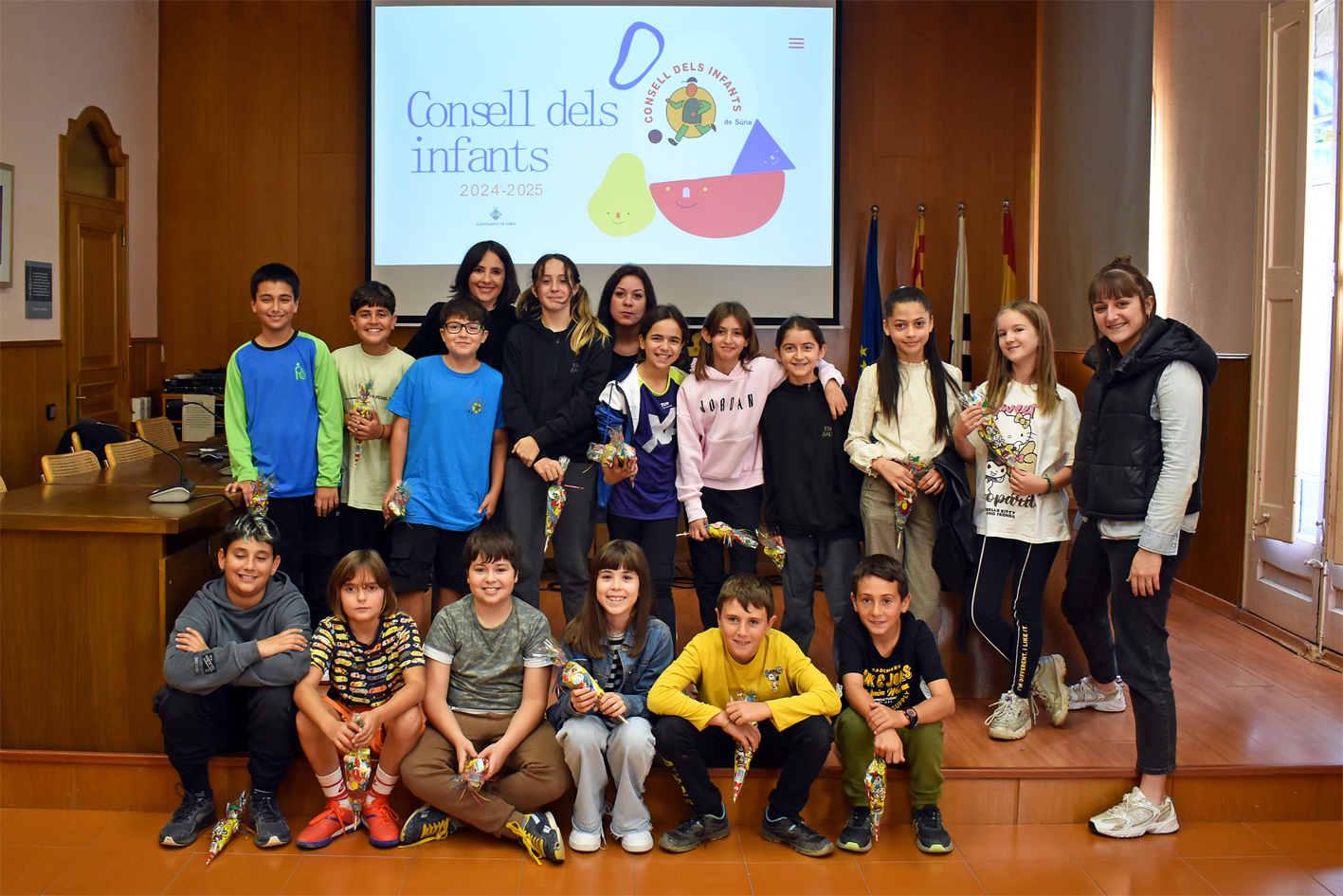 Curs 2024-25 Foto de grup de membres del Consell Municipal dels Infants, amb les regidores Esther Cabezos i Montserrat Albacete, i la coordinadora del Consell.