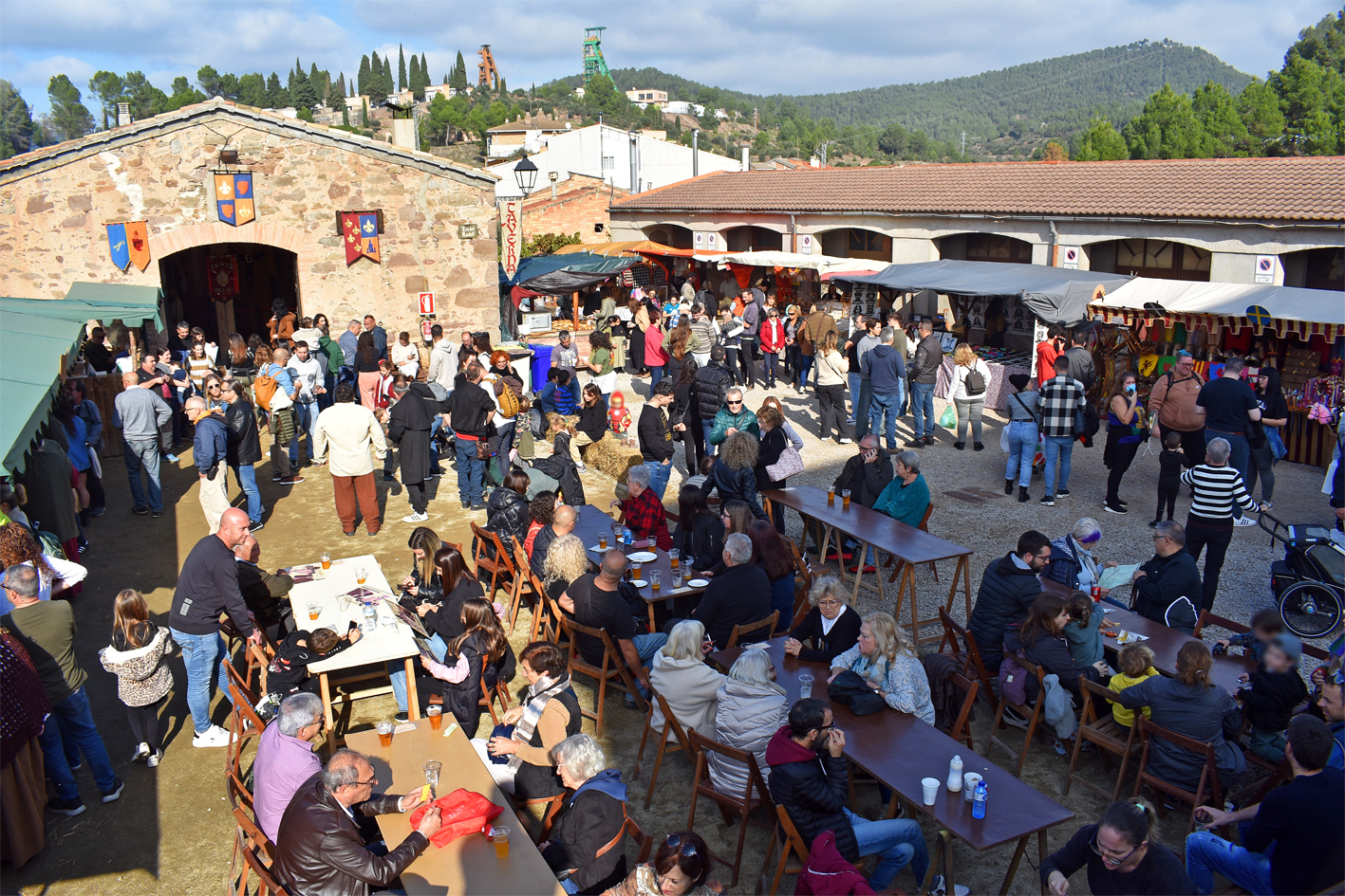 La 21a Fira Medieval d'Oficis de Súria obre les seves portes amb animació i una alta afluència de visitants