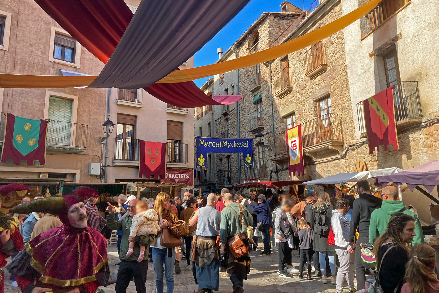 Ambient de visitants i personatges a la plaÃ§a Major del Poble Vell, durant la 21a Fira Medieval d'Oficis de SÃºria.