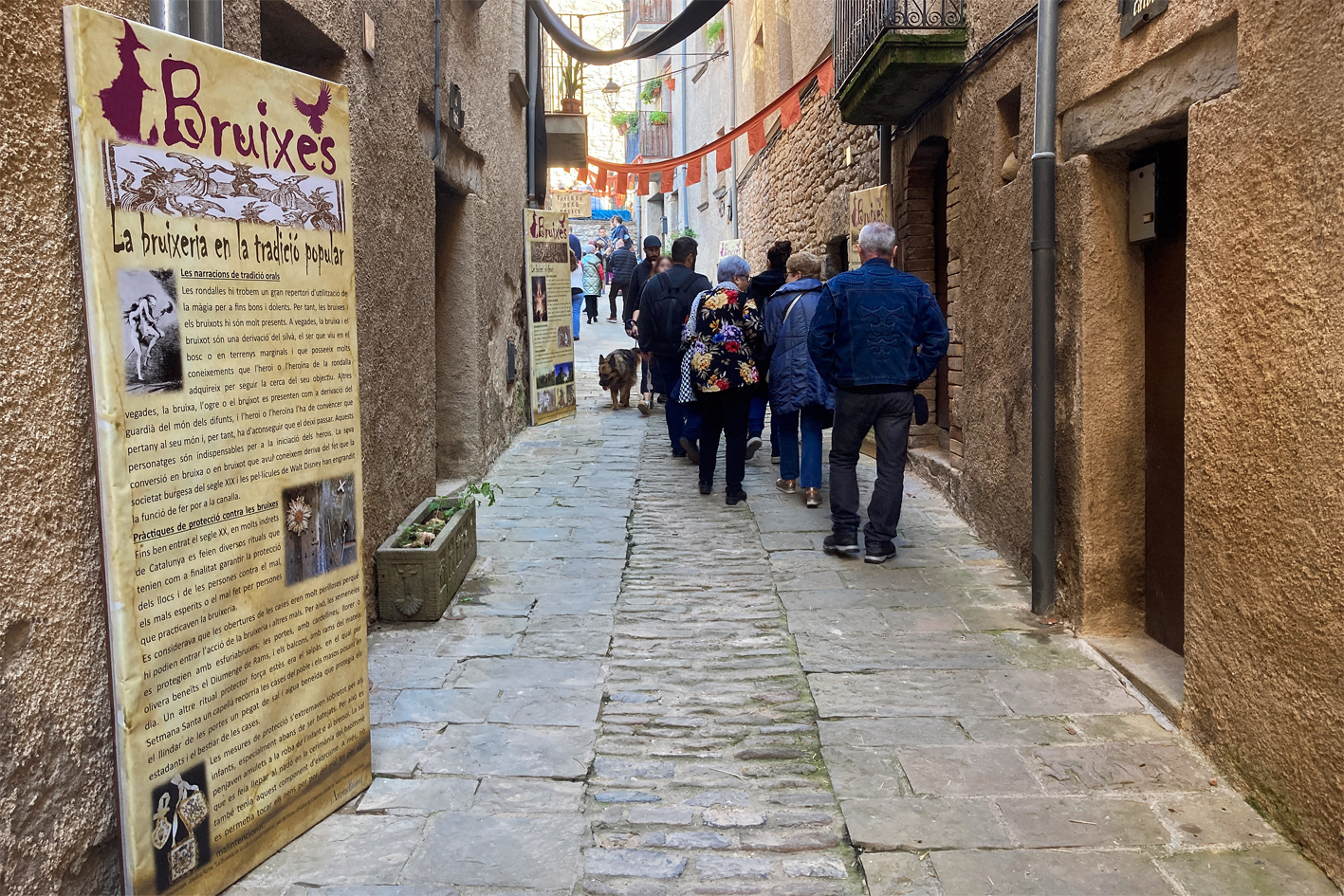 ExposiciÃ³ sobre les bruixes al carrer Major del Poble Vell, dins de la 21a Fira Medieval d'Oficis de SÃºria.