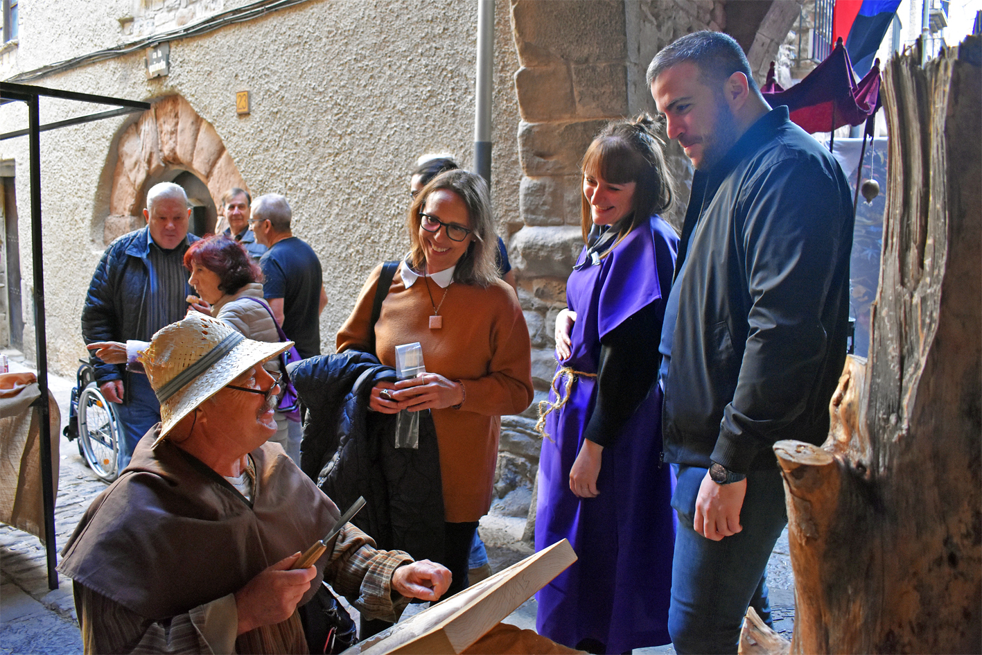 L'alcalde Albert CoberÃ³ i altres membres de l'equip de govern municipal escolten un artesÃ  de la 21a Fira Medieval d'Oficis de SÃºria, al carrer Sant Climent.