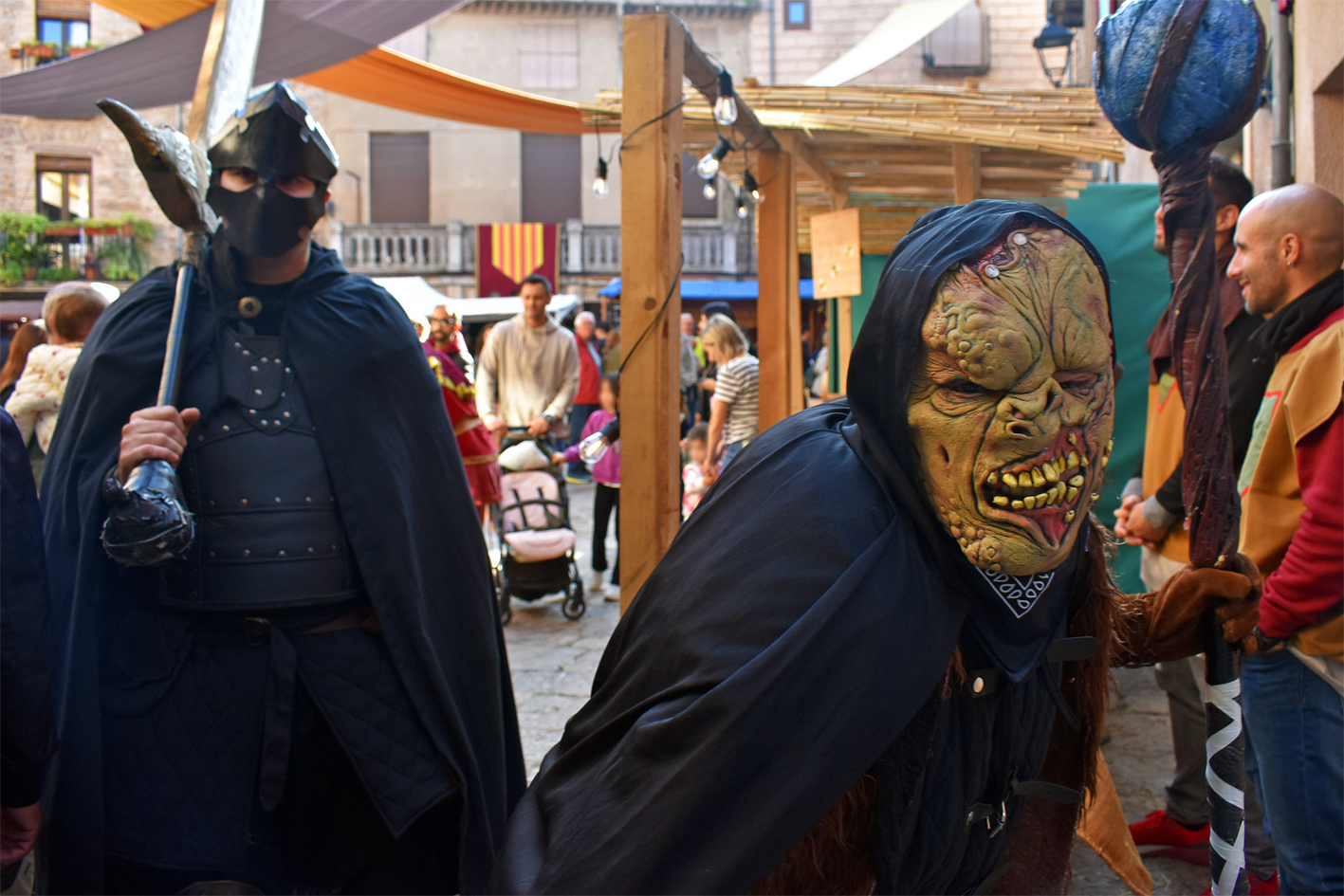 Personatges de la 21a Fira Medieval d'Oficis de SÃºria, a la plaÃ§a Major del Poble Vell.