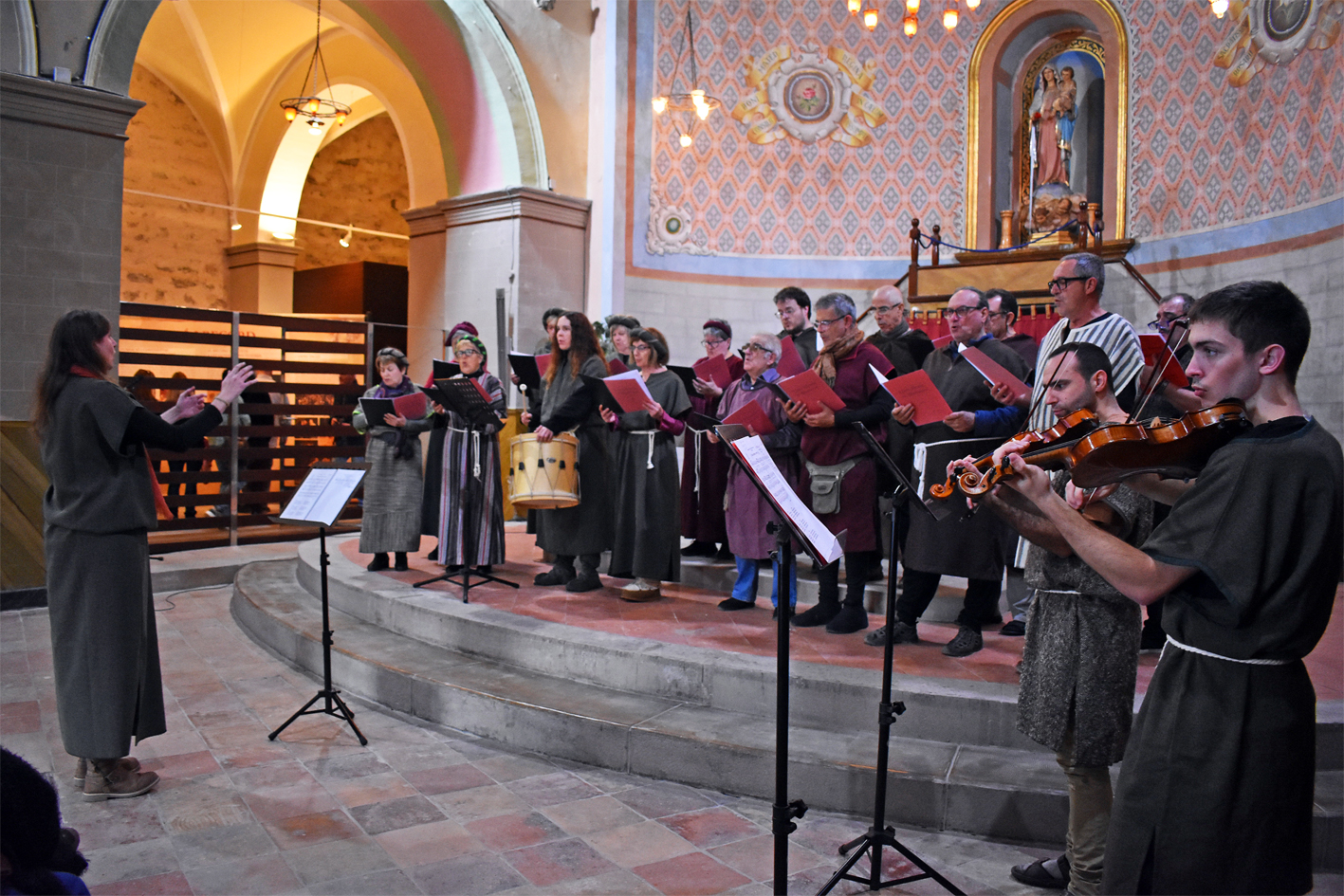Concert de la Societat Coral La Llanterna a l'EsglÃ©sia del Roser, dins de la 21a Fira Medieval d'Oficis de SÃºria.