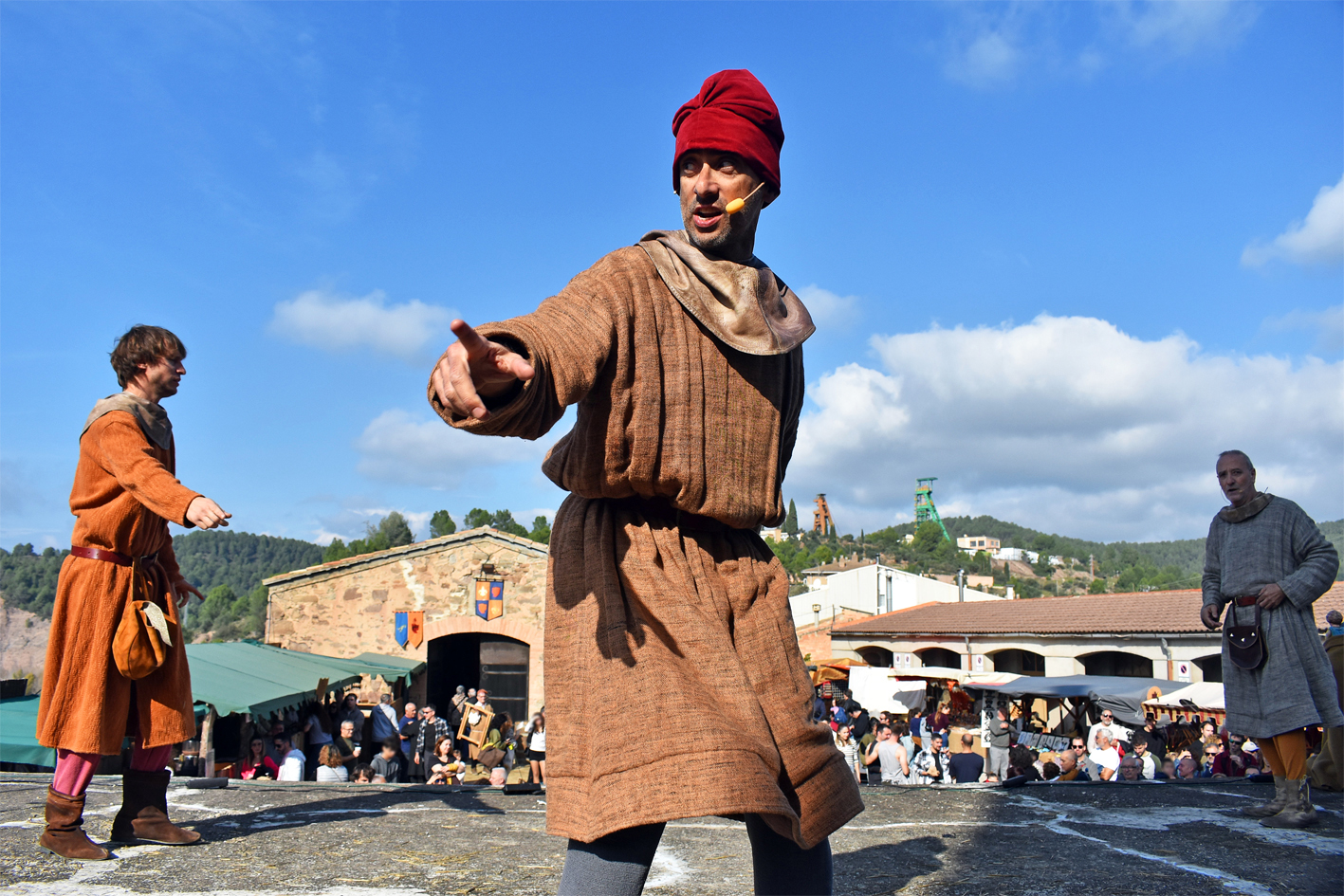 Personatges de l'espectacle teatral 'Salats!' a l'espai escÃ¨nic de l'Era del Castell, dins de la 21a Fira Medieval d'Oficis de SÃºria.