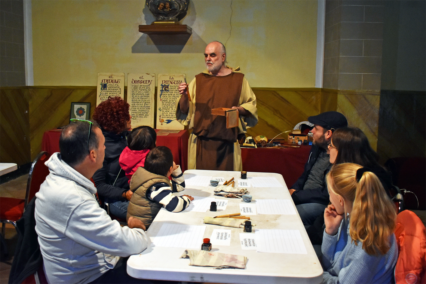 Taller d'escriptura medieval a l'EsglÃ©sia del Roser, dins de la 21a Fira Medieval d'Oficis de SÃºria.