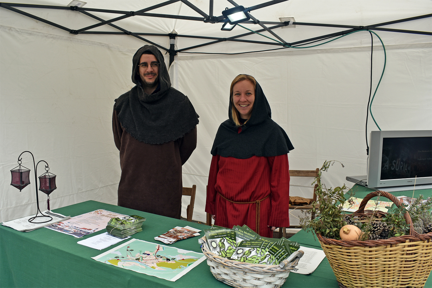 Punt dâ€™informaciÃ³ de la 21a Fira Medieval dâ€™Oficis, a la plaÃ§a ClavÃ©.