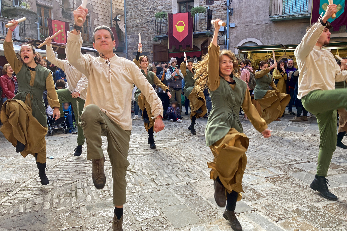 ActuaciÃ³ de Jueus de lâ€™Aixada a la plaÃ§a Major del Poble Vell, dins de la 21a Fira Medieval dâ€™Oficis de SÃºria.