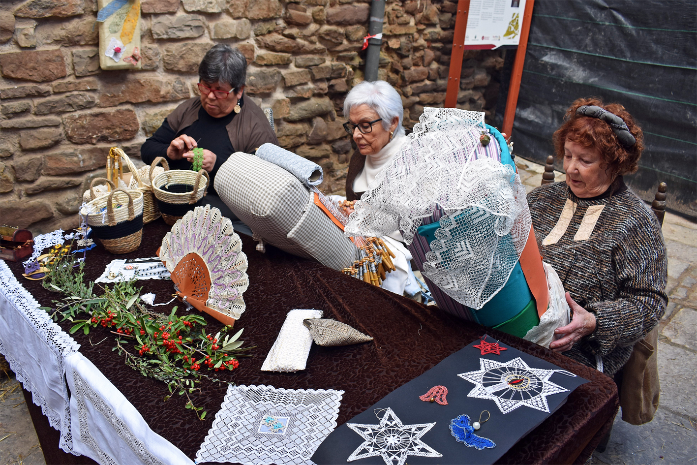 Puntaires al carrer Major del Poble Vell, dins de la 21a Fira Medieval dâ€™Oficis de SÃºria.