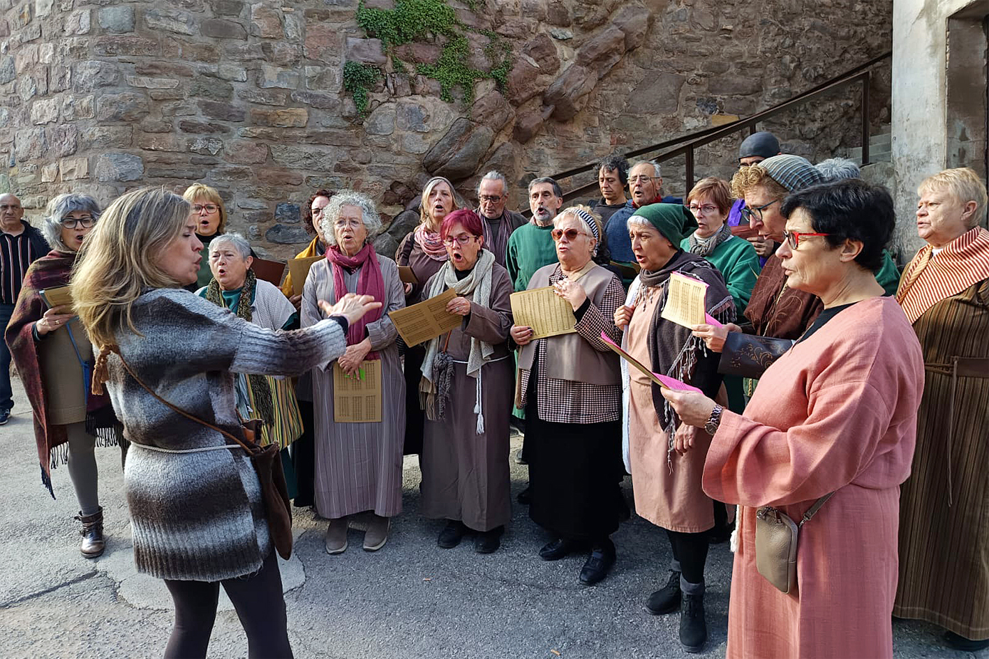 Curs 2024-25 - ActuaciÃ³ de la Coral SÃ²rissons de l'Escola Municipal de MÃºsica al carrer Campanar, dins de la 21a Fira Medieval d'Oficis de SÃºria.