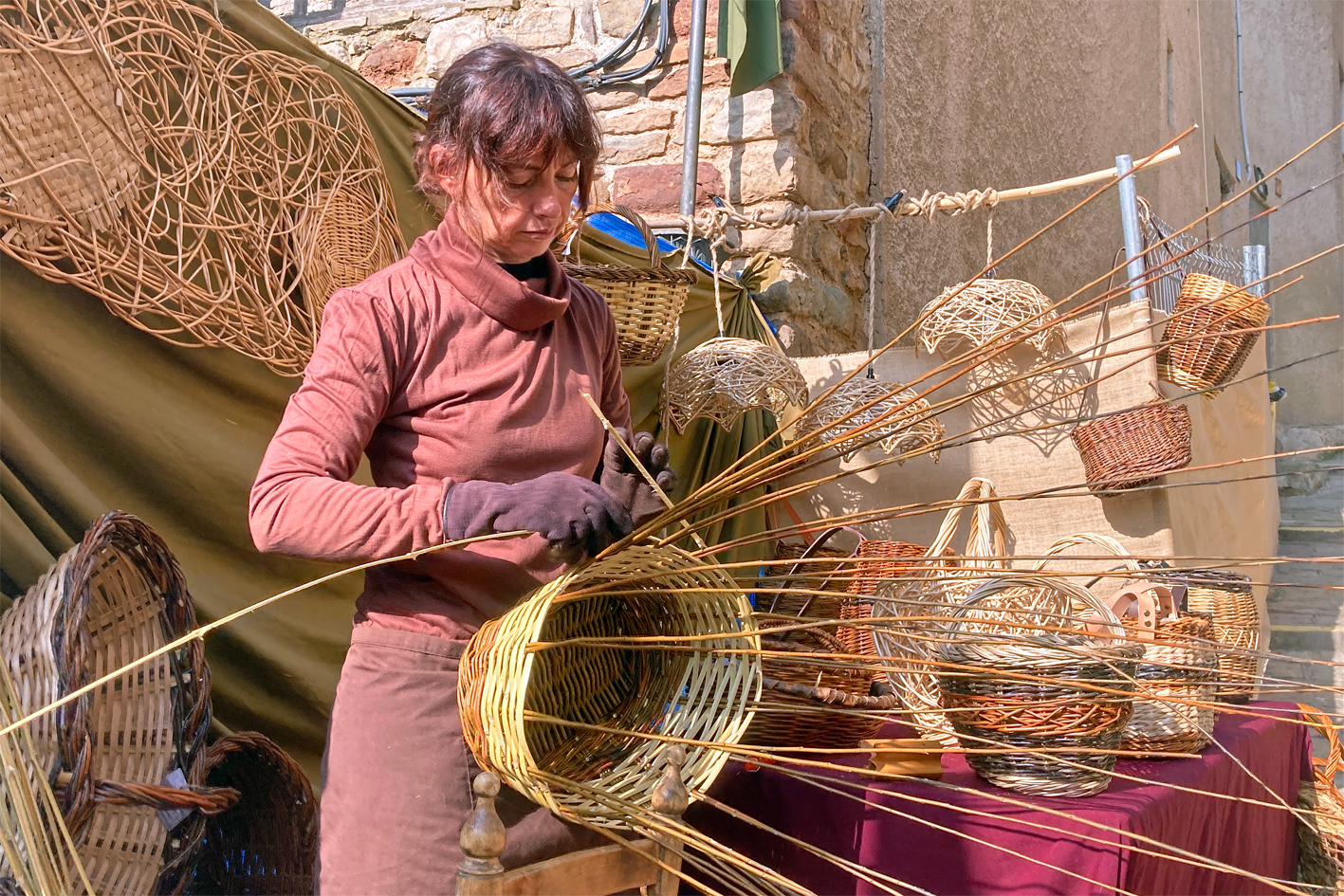 Artesana a lâ€™entorn de lâ€™EsglÃ©sia del Roser, dins de la 21a Fira Medieval dâ€™Oficis de SÃºria.
