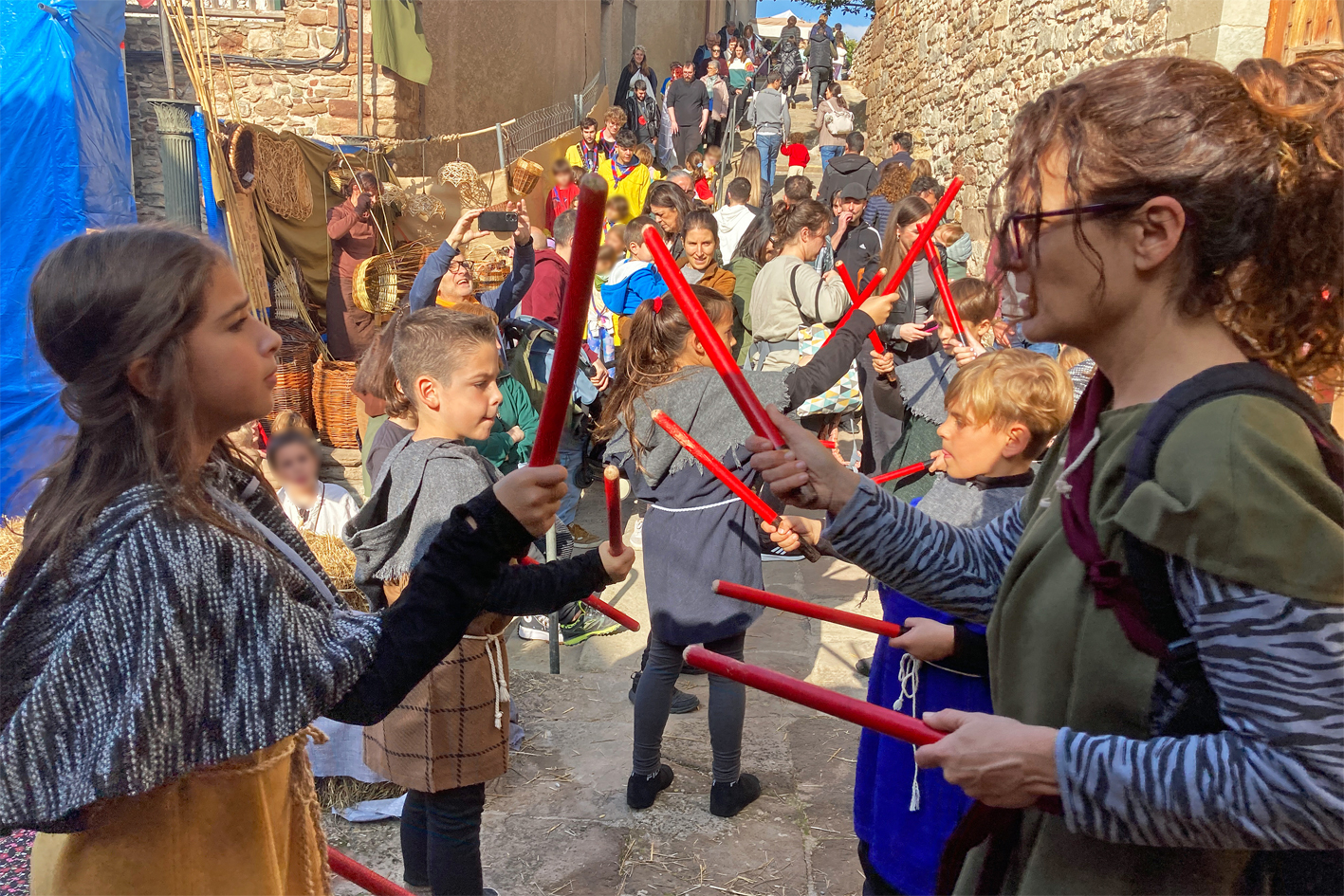 Ball de Bastons a lâ€™entorn de lâ€™EsglÃ©sia del Roser, dins de la 21a Fira Medieval dâ€™Oficis de SÃºria.
