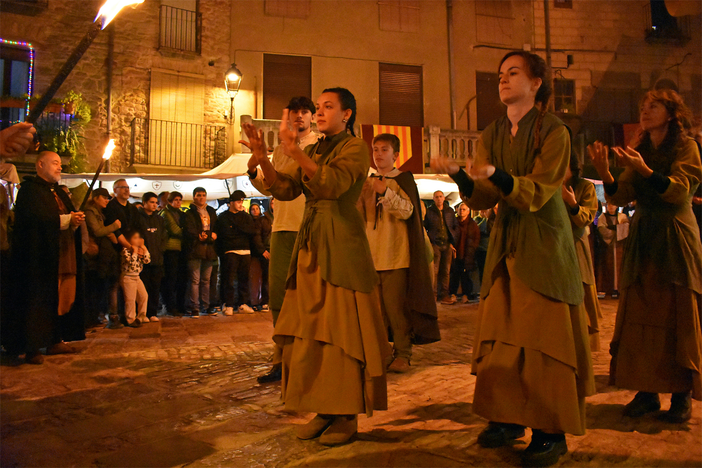 Acte de cloenda de la 21a Fira Medieval dâ€™Oficis de SÃºria a la plaÃ§a Major del Poble Vell, amb Berros de la Cort i Jueus de lâ€™Aixada.
