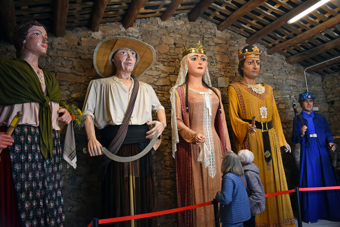 Gegants i gegantes de la vila a lâ€™antiga ferreria de lâ€™Era del Castell, dins de la 21a Fira Medieval dâ€™Oficis de SÃºria.