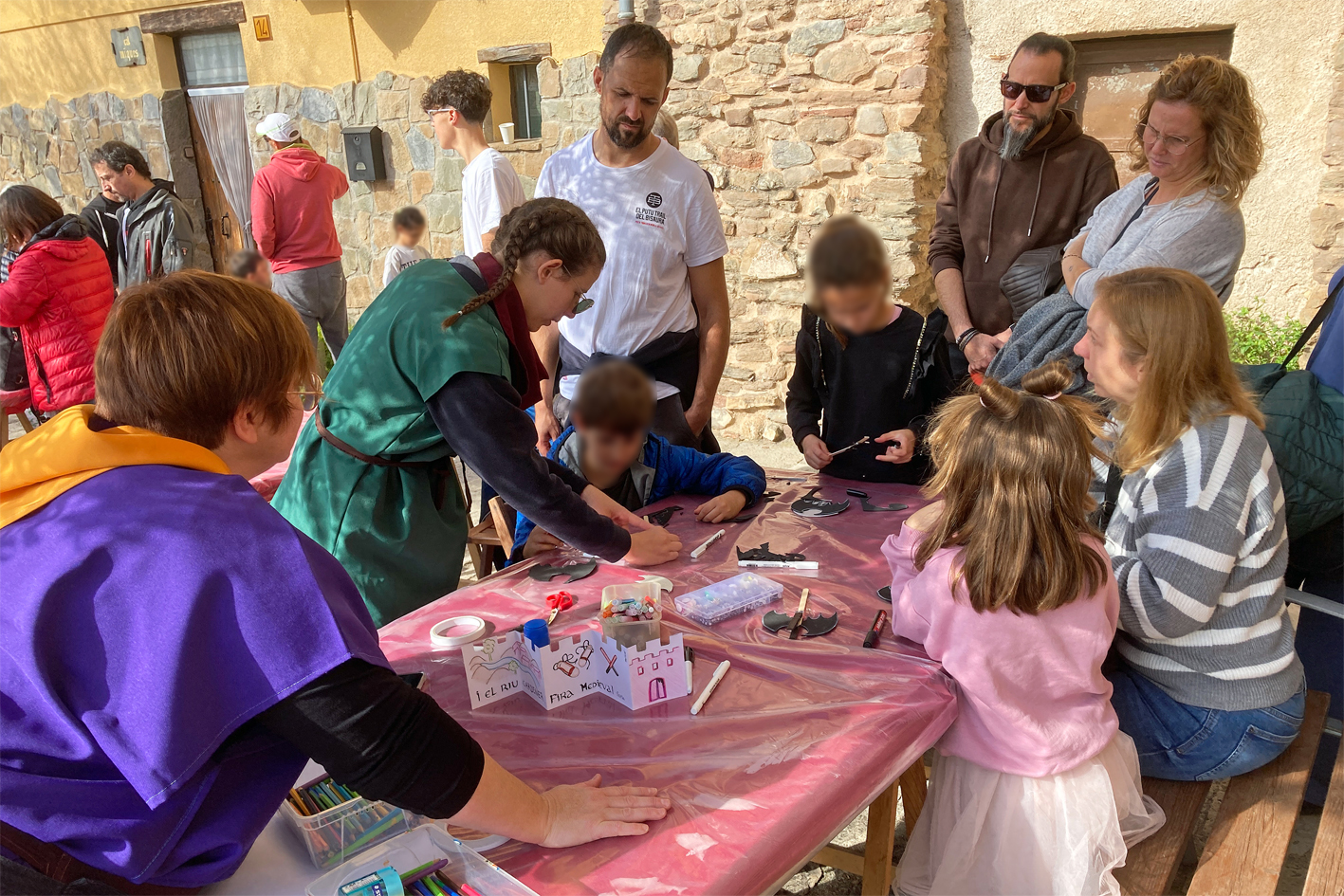 Tallers infantils al carrer de la Mura, dins de la 21a Fira Medieval dâ€™Oficis de SÃºria.