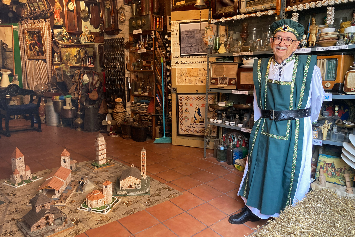Antiquari del carrer Sant CristÃ²fol, dins de la 21a Fira Medieval dâ€™Oficis de SÃºria.