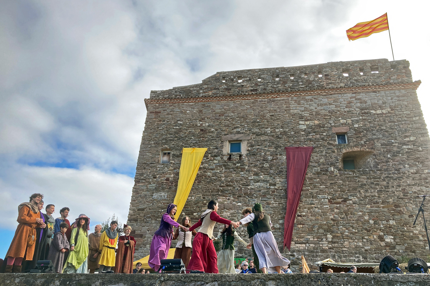 Dansa final de lâ€™espectacle teatral 'Salats!' a lâ€™espai escÃ¨nic de lâ€™Era del Castell, dins de la 21a Fira Medieval dâ€™Oficis de SÃºria.