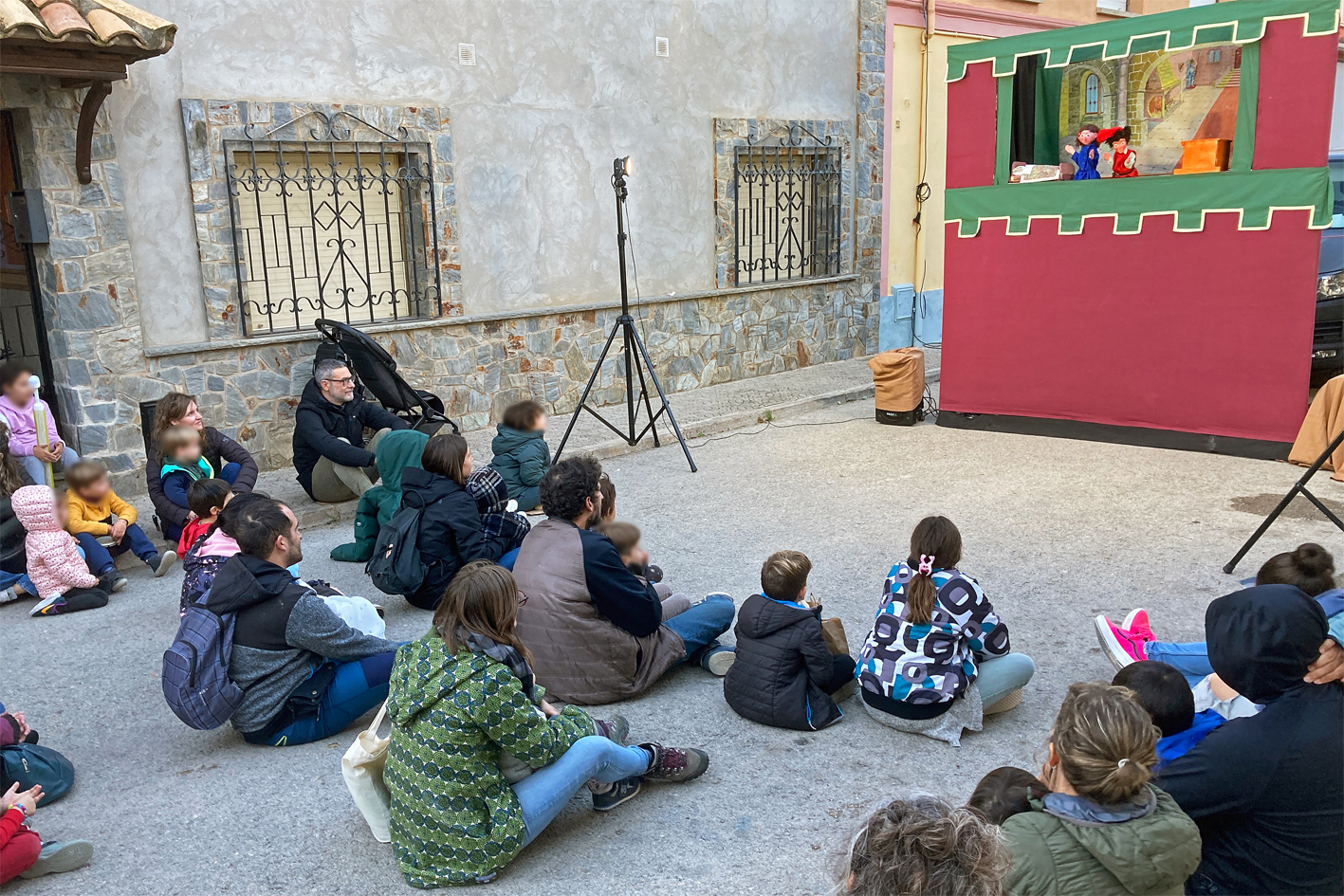 Teatre de titelles al carrer del Roser, dins de la 21a Fira Medieval dâ€™Oficis de SÃºria.