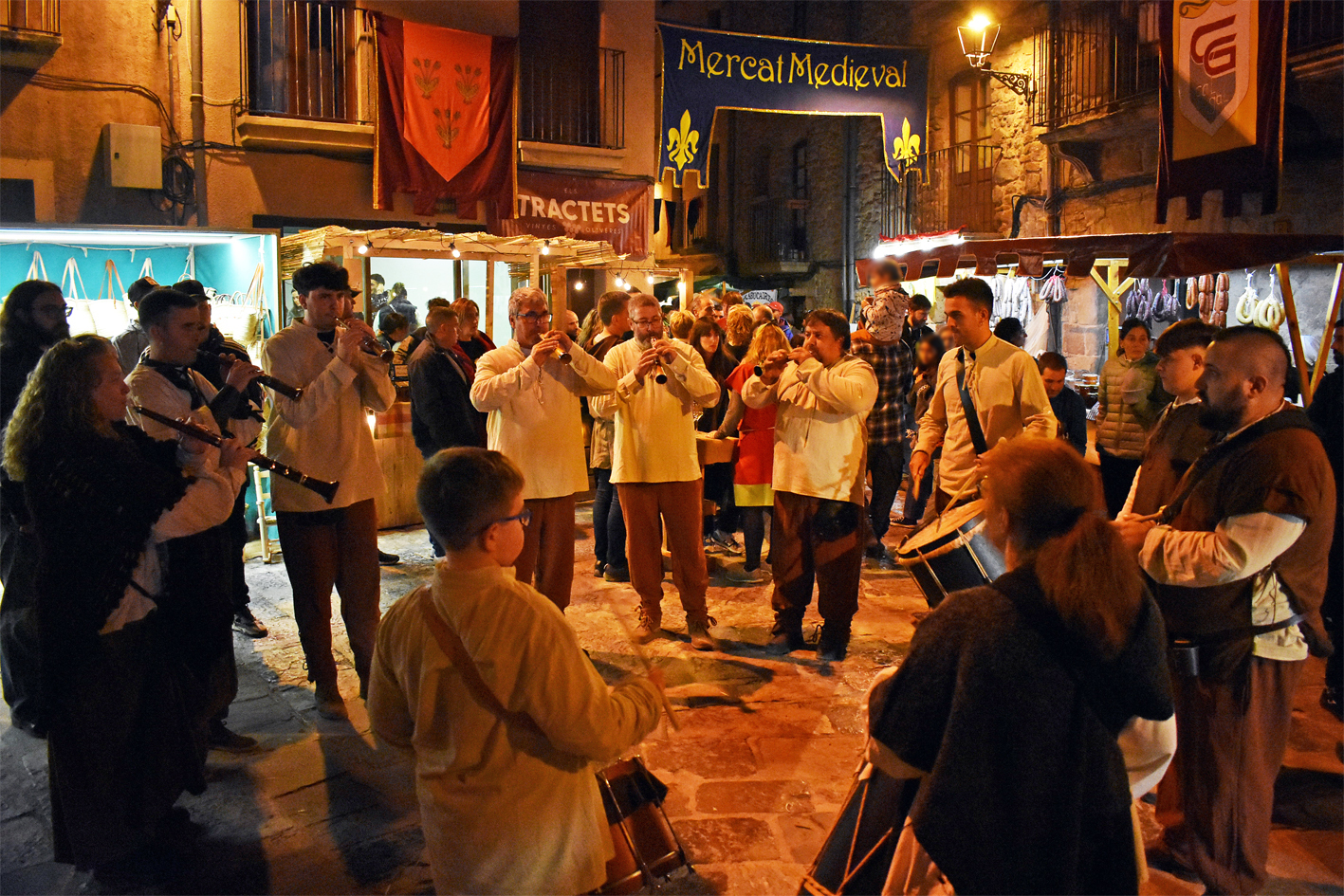ActuaciÃ³ dels grallers a la plaÃ§a Major del Poble Vell, dins de la 21a Fira Medieval dâ€™Oficis de SÃºria.