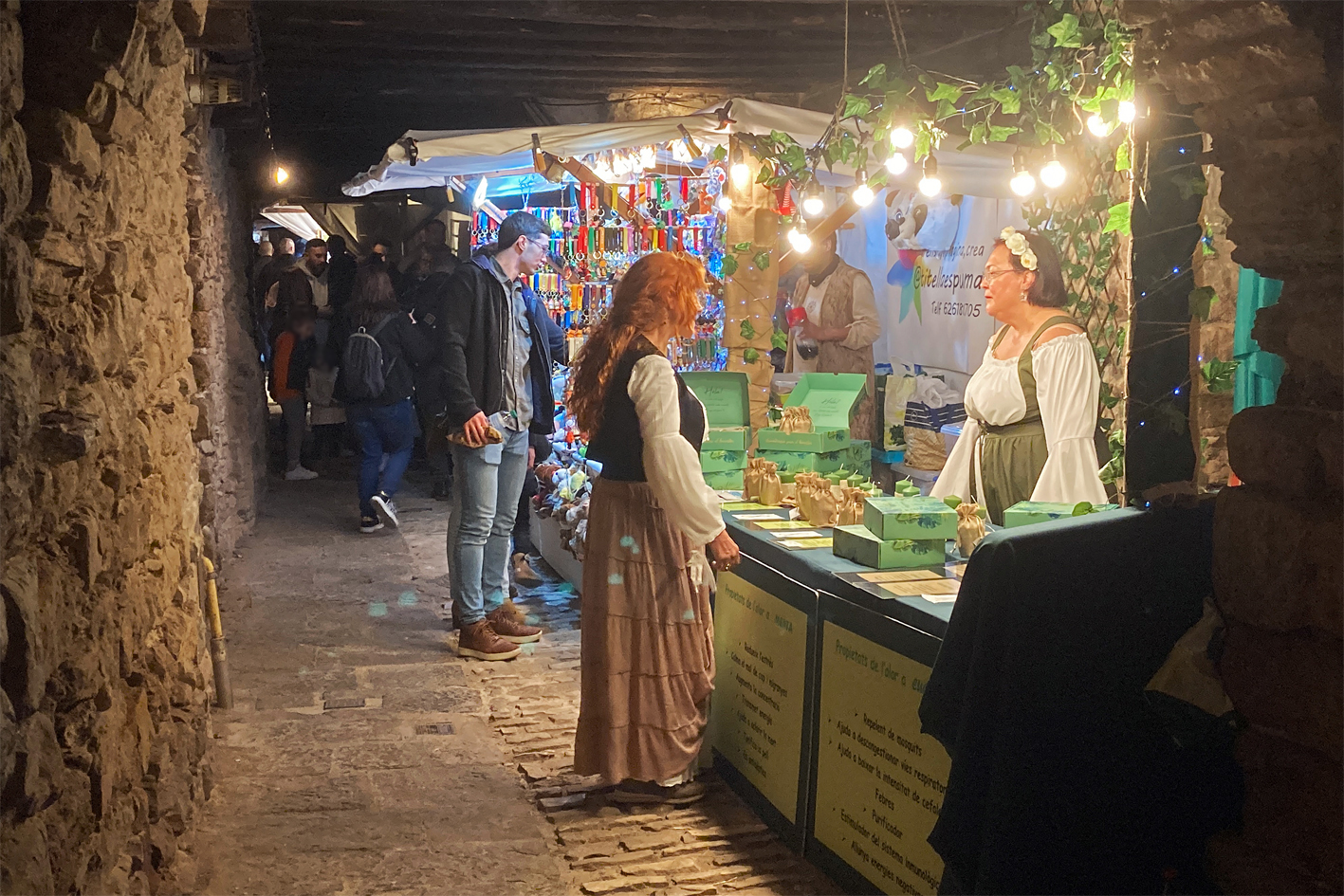 Firaires al carrer de la Mura, dins de la 21a Fira Medieval dâ€™Oficis de SÃºria.