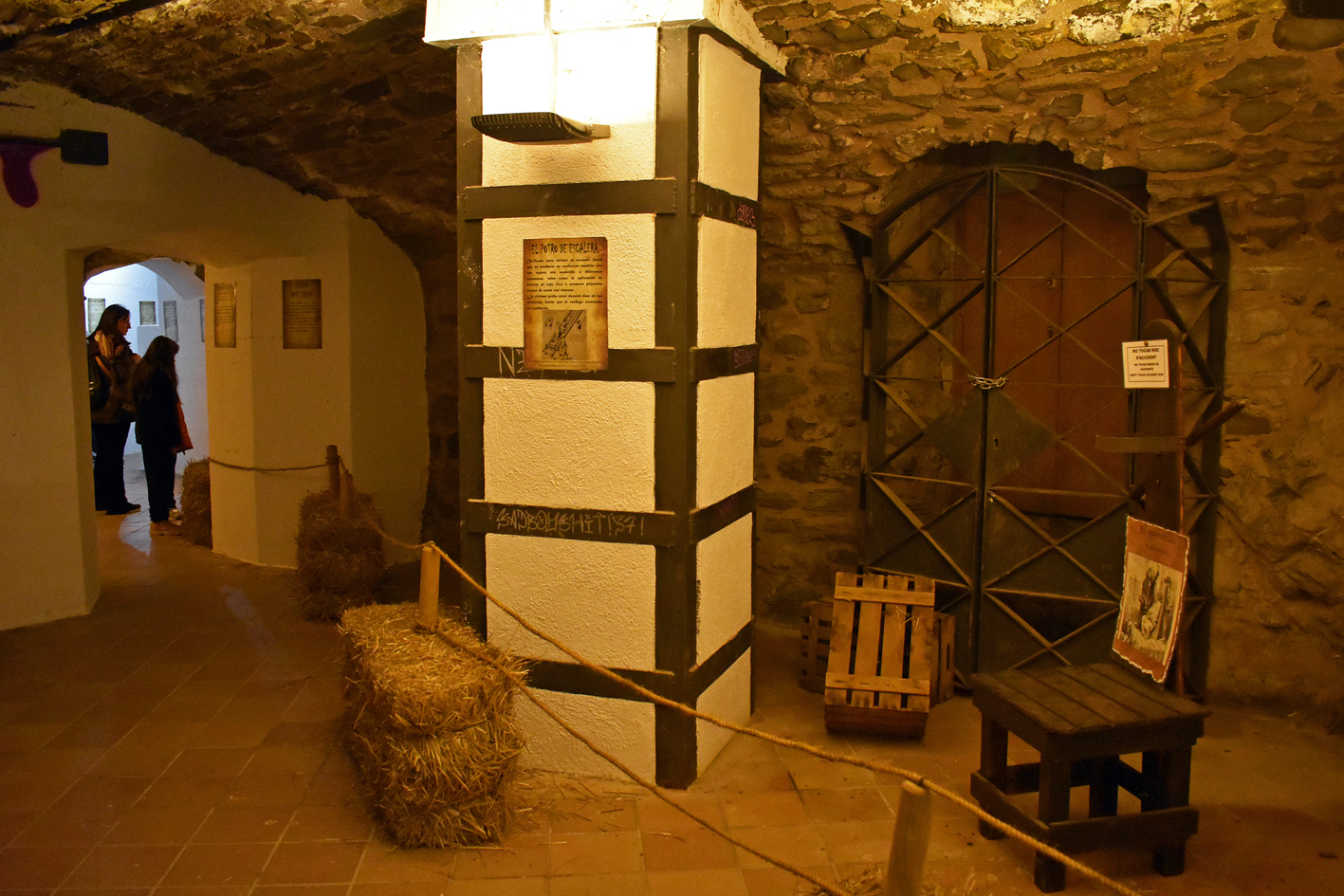 ExposiciÃ³ dâ€™aparells de tortura al tÃºnel de la Bateria, dins de la 21a Fira Medieval dâ€™Oficis de SÃºria.