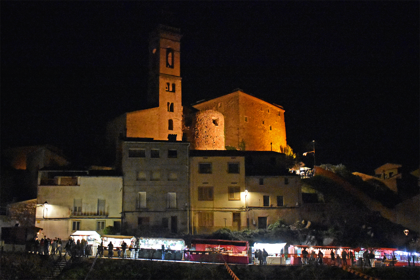 Vista nocturna de lâ€™EsglÃ©sia del Roser, el Castell i el carrer Campanar durant la 21a Fira Medieval dâ€™Oficis de SÃºria.