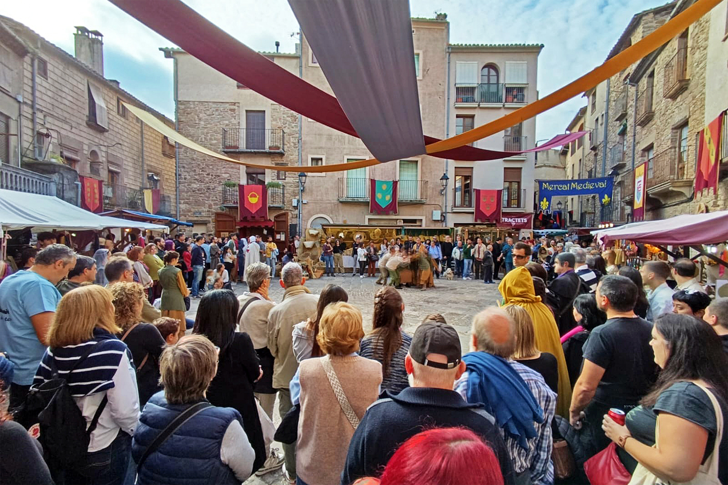Ambient a la plaÃ§a Major del Poble Vell durant una actuaciÃ³ de la 21a Fira Medieval dâ€™Oficis de SÃºria.