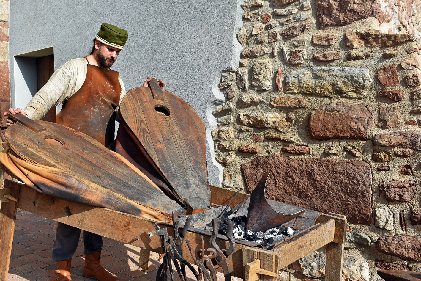 ArtesÃ  de la 21a Fira Medieval dâ€™Oficis de SÃºria, al carrer Sant CristÃ²fol.