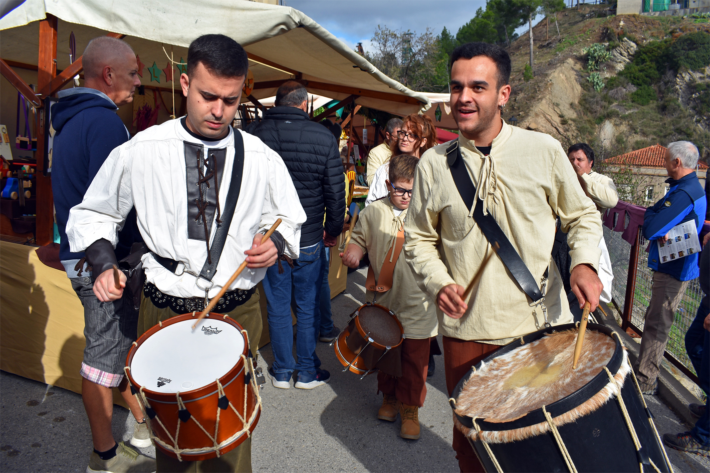 EncapÃ§alament del seguici de la Castlana pel carrer Campanar, dins de la 21a Fira Medieval dâ€™Oficis de SÃºria.