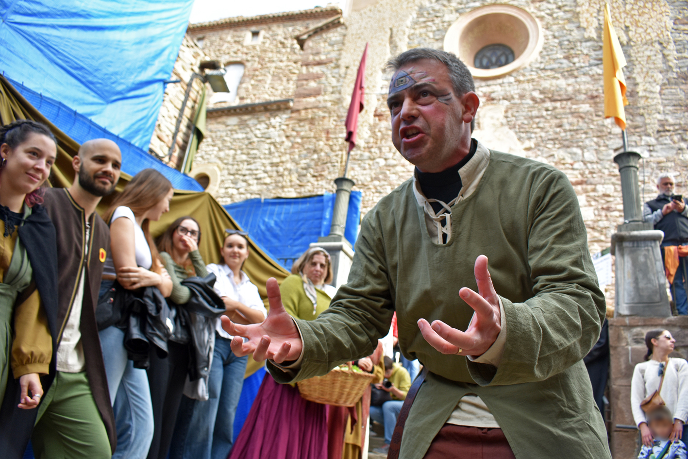 Personatge del seguici de la Castlana, al davant de lâ€™EsglÃ©sia del Roser, dins de la 21a Fira Medieval dâ€™Oficis de SÃºria.