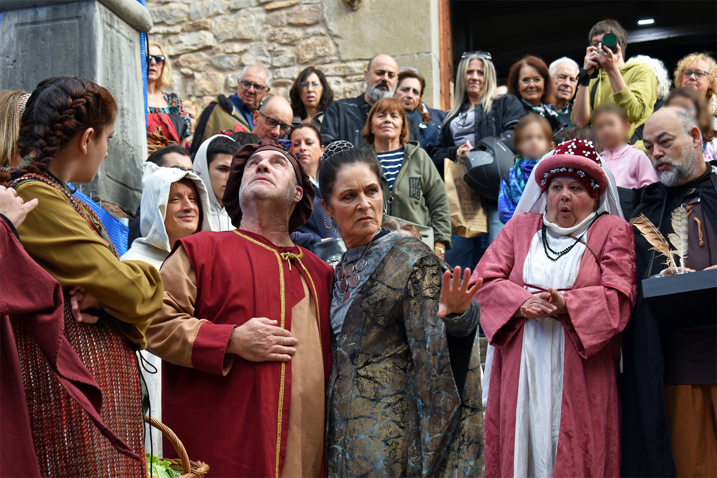 La Castlana i altres personatges del seguici, al davant de lâ€™EsglÃ©sia del Roser, dins de la 21a Fira Medieval dâ€™Oficis de SÃºria.