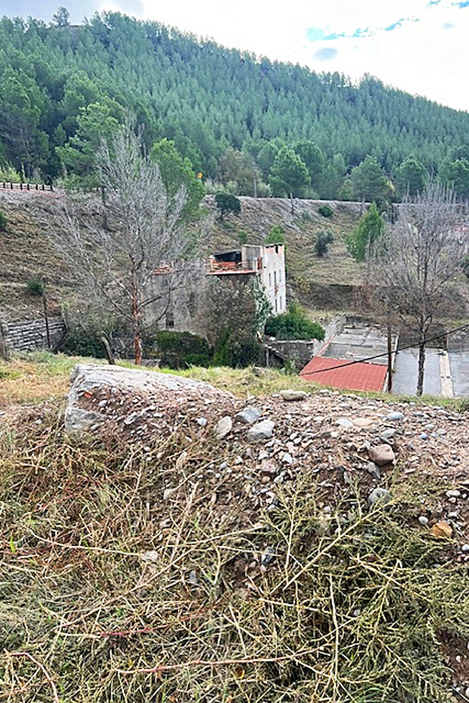 Treballs de manteniment de la franja forestal de seguretat, a l'entorn del barri de Fusteret.