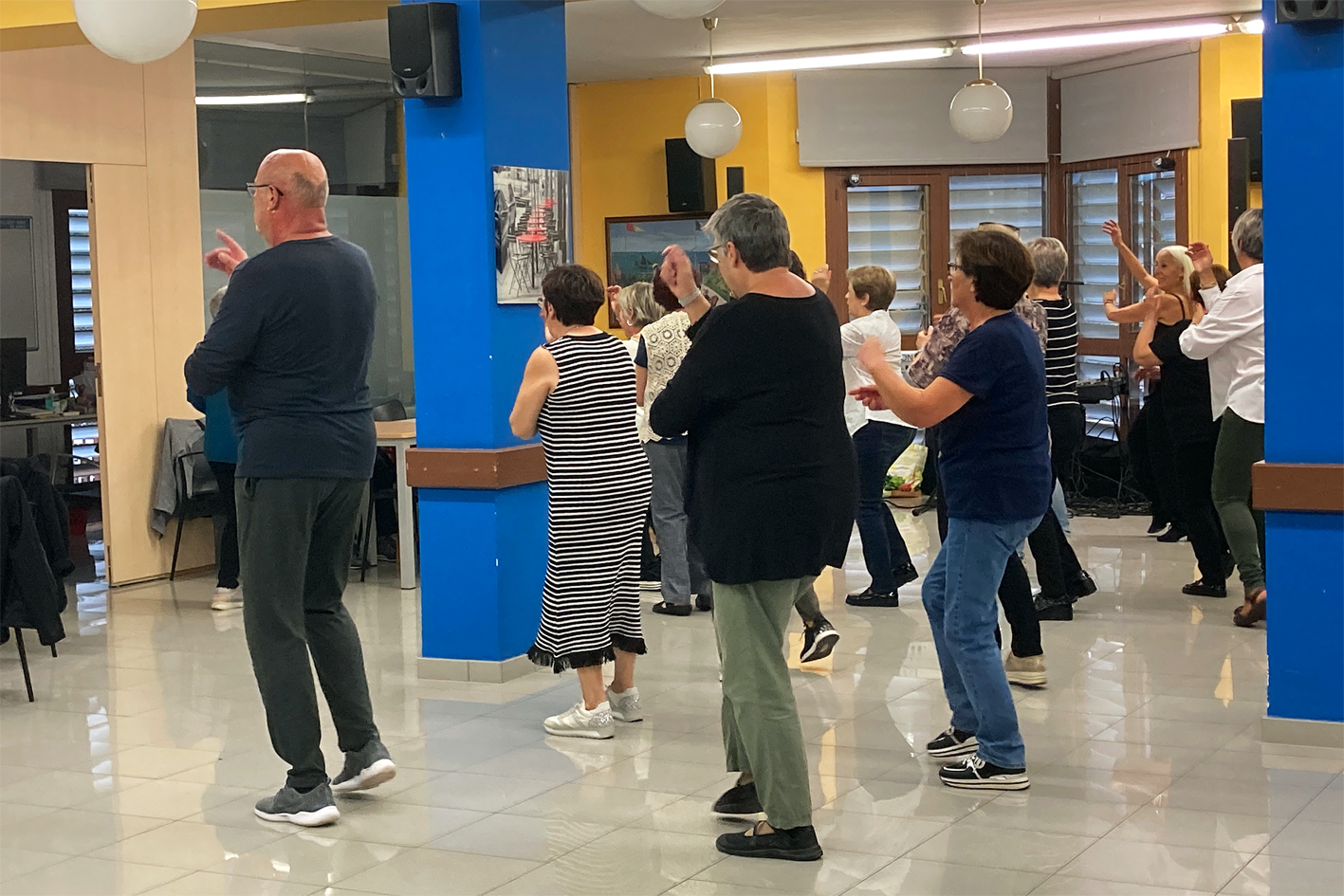 Classe de ball a L'Esplai, dins de la Setmana de la Gent Gran.