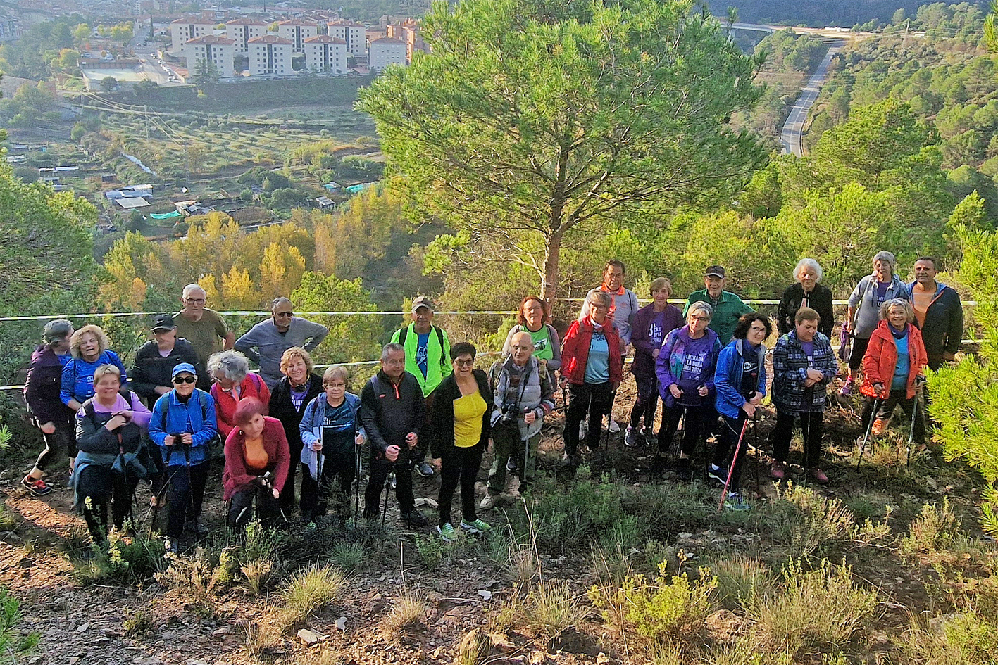 Persones participants en la caminada al Grau, dins de la Setmana de la Gent Gran.