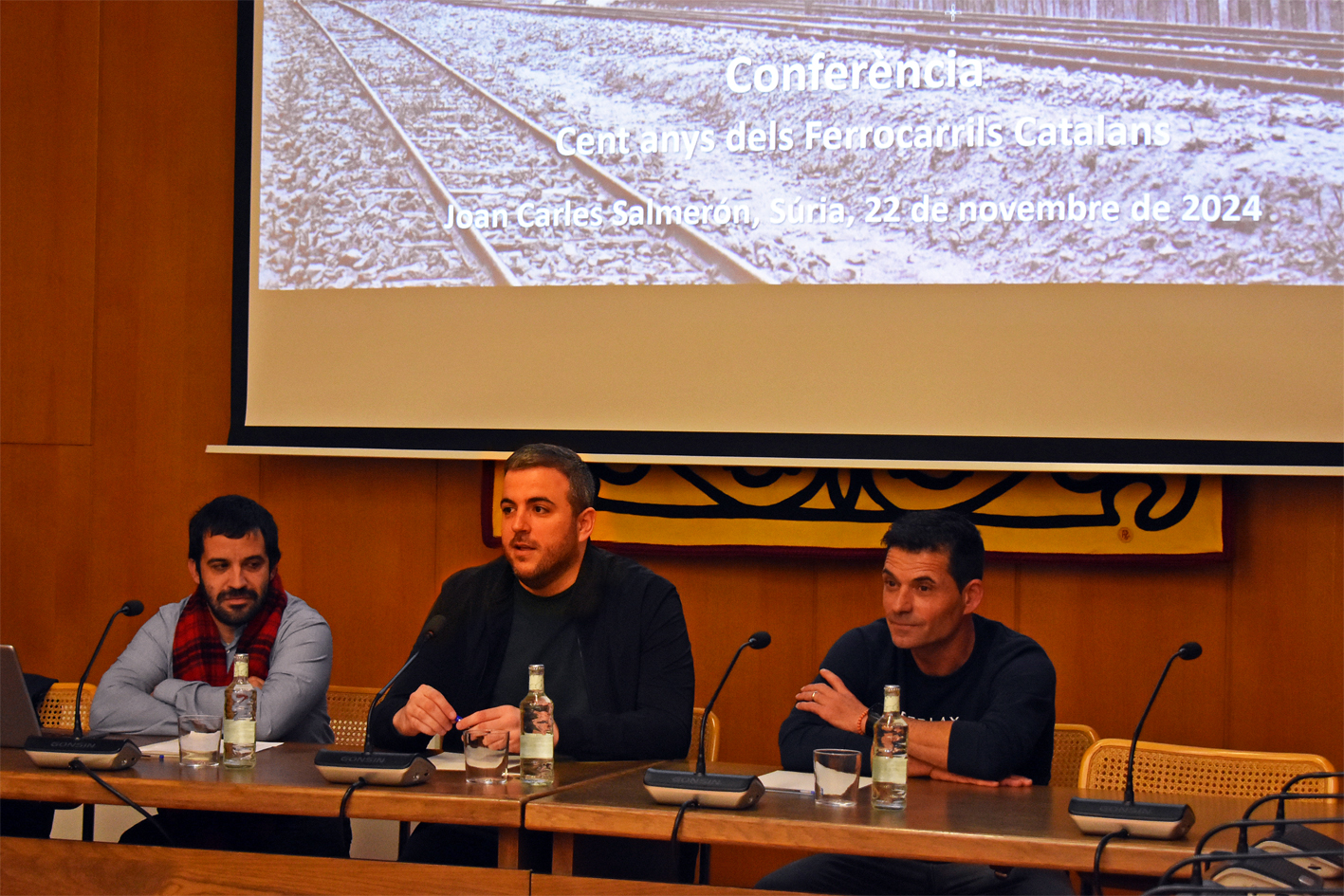 L'alcalde Albert Coberó parla durant l'acte d'inici de la Festa de Santa Bàrbara, al costat del president del comitè d'empresa d'ICL Iberia, David Sibila, i de l'historiador Joan Carles Salmeron.