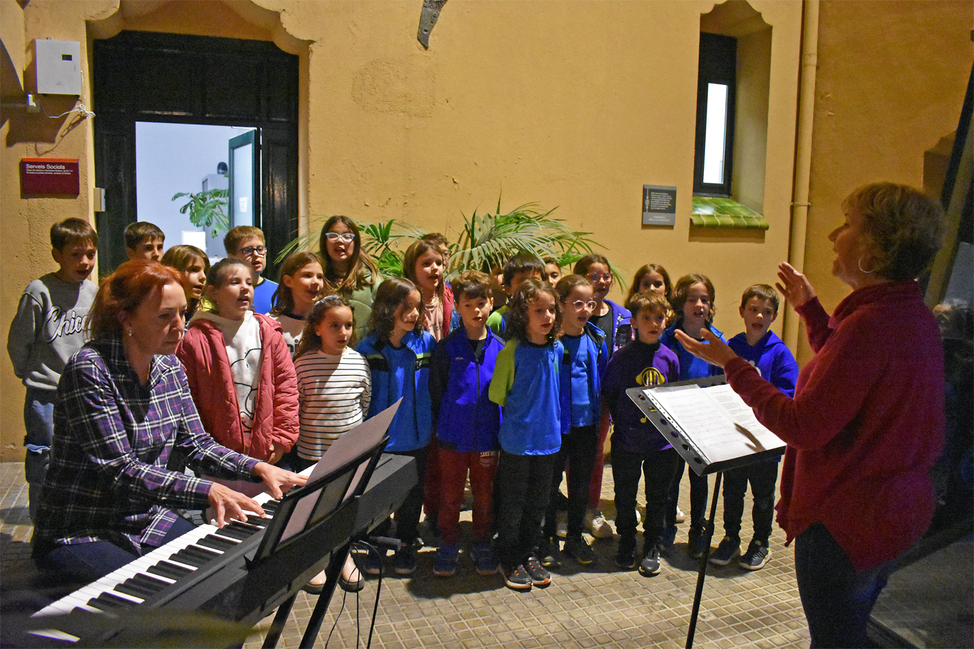 Curs 2024-25 - ActuaciÃ³ d'alumnes de l'Escola Municipal de MÃºsica durant l'acte central del Dia Internacional per l'erradicaciÃ³ de la violÃ¨ncia vers les dones, a la Casa de la Vila.