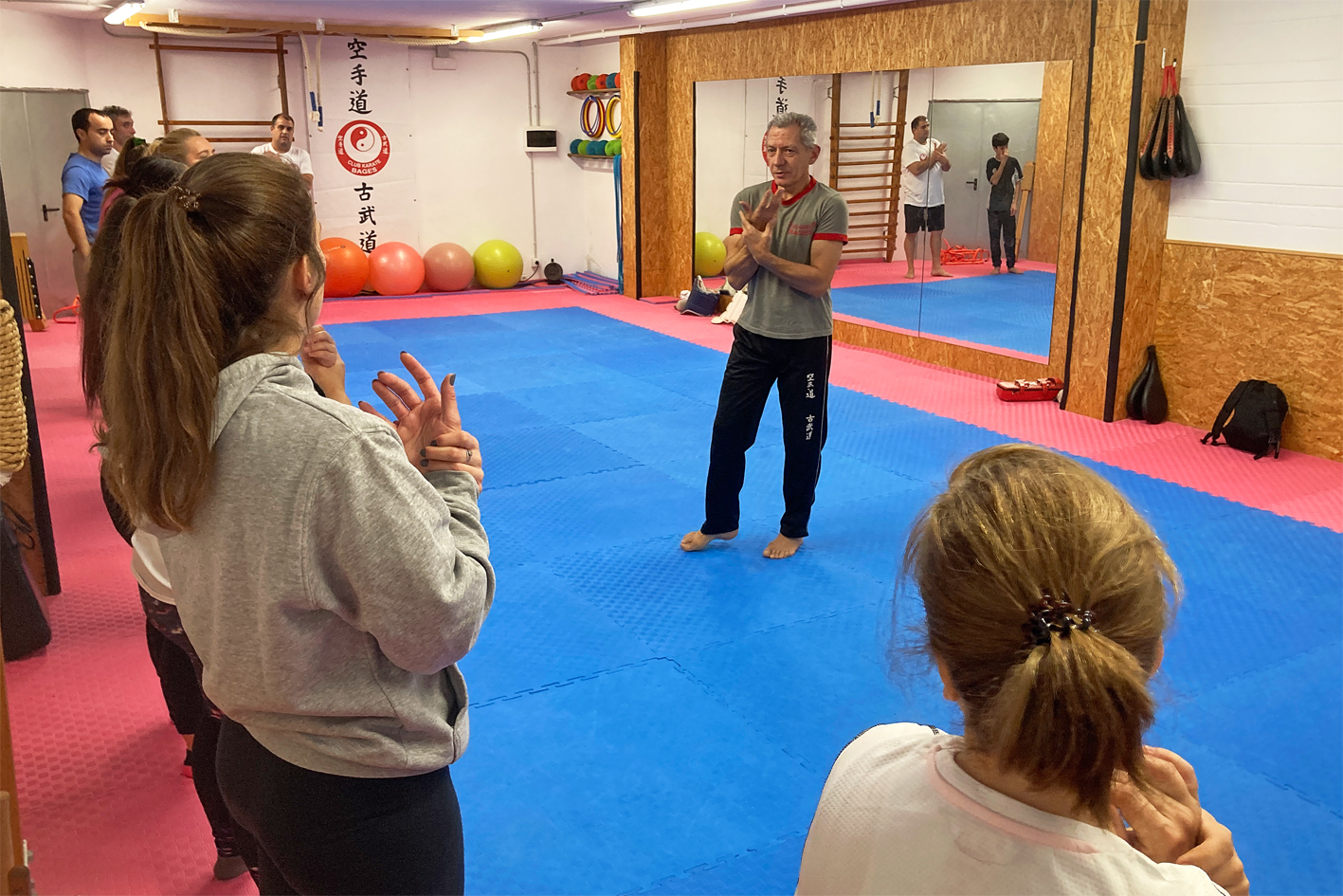 Taller de defensa personal a cÃ rrec del Club Karate Bages, dins del programa del Dia Internacional per l'erradicaciÃ³ de la violÃ¨ncia vers les dones.
