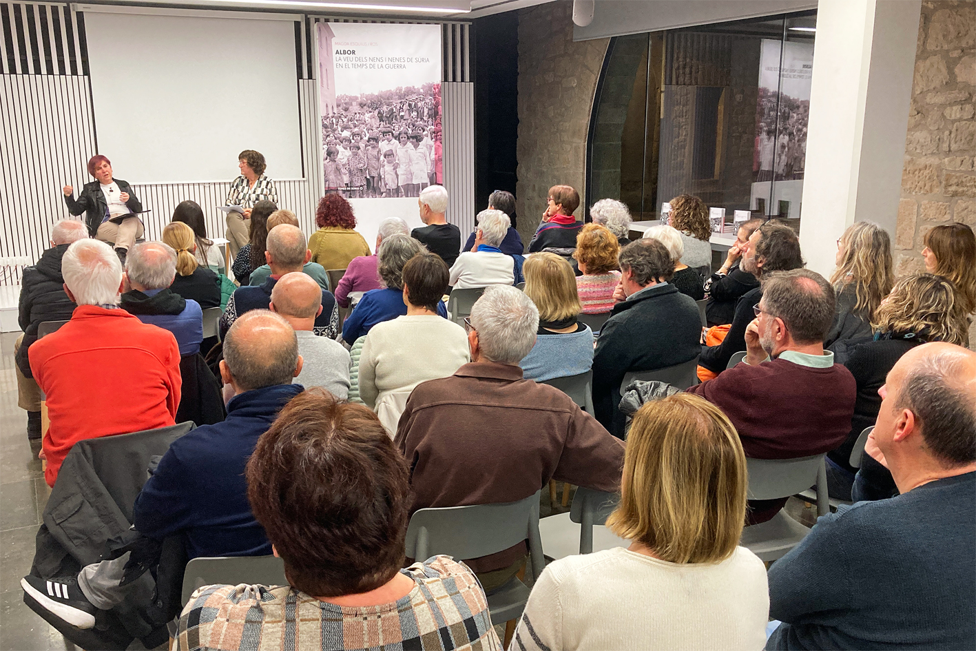 L'autora surienca Magda Esquius parla a Solsona durant la presentació del seu llibre sobre la històrica revista escolar surienca Albor, al costat de la presentadora de l'acte, Dolors Travesset.