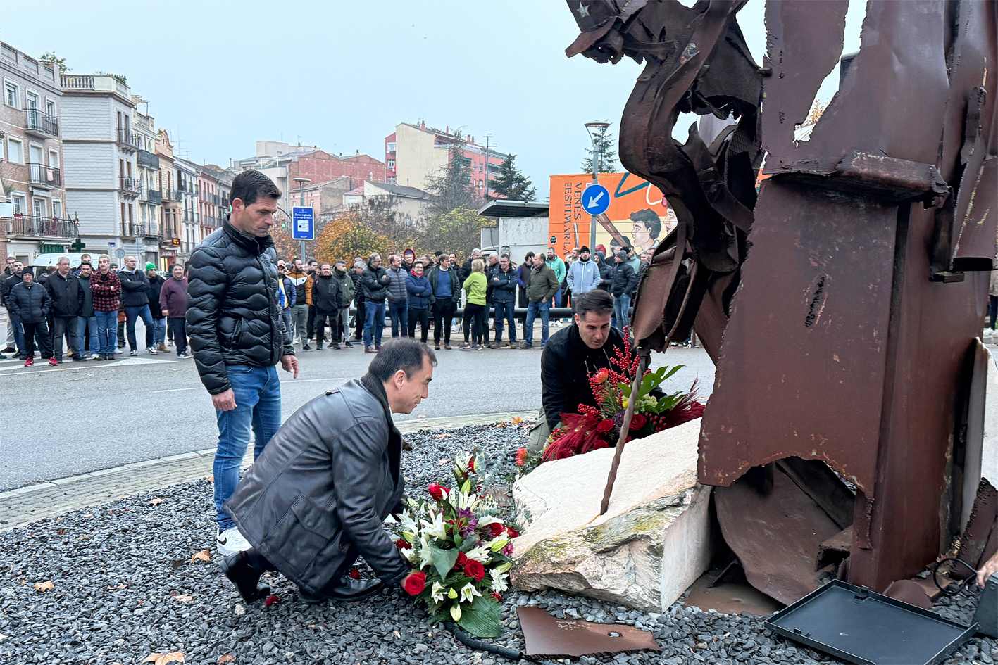 Ofrenes florals davant del monument a la Mineria, en l'acte d'inici de la Festa de Santa Bàrbara a Súria.
