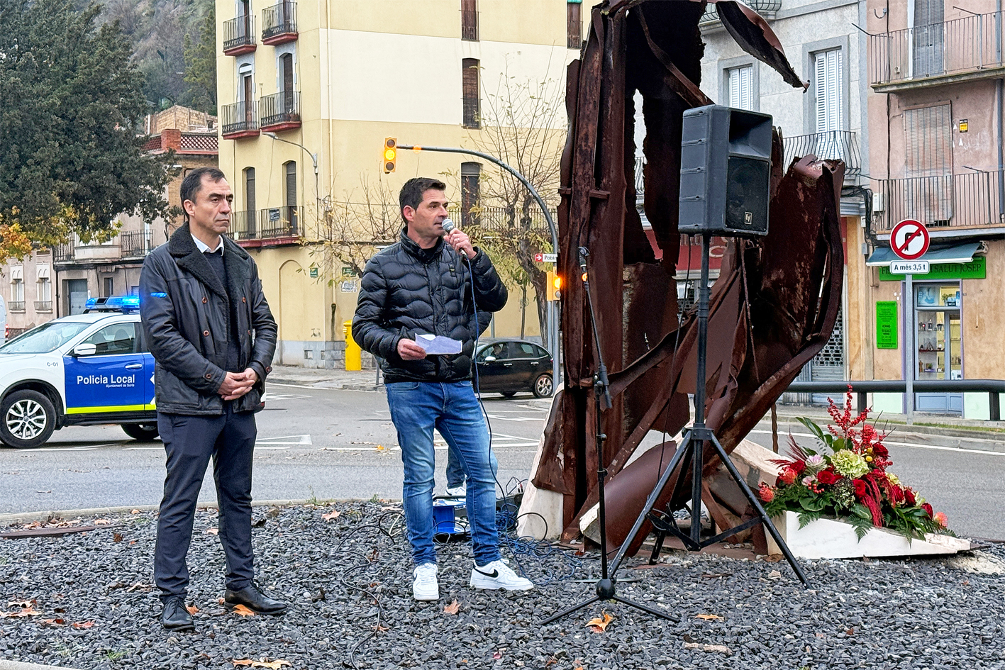 El president del comitè d'empresa d'ICL, David Sibila, parla durant l'acte d'inici de la Festa de Santa Bàrbara a Súria, al costat del conseller delegat, Patricio Chacana.