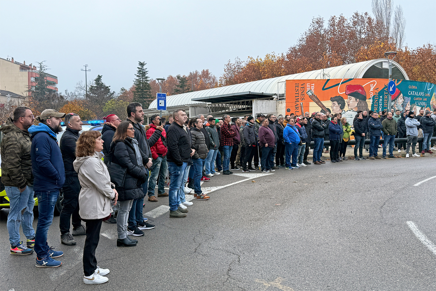 Les persones assistents a l'acte d'inici de la Festa de Santa Bàrbara a Súria escolten l'himne de la mineria.