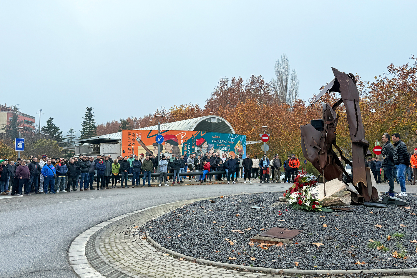 Les persones assistents a l'acte d'inici de la Festa de Santa Bàrbara a Súria escolten l'himne de la mineria.