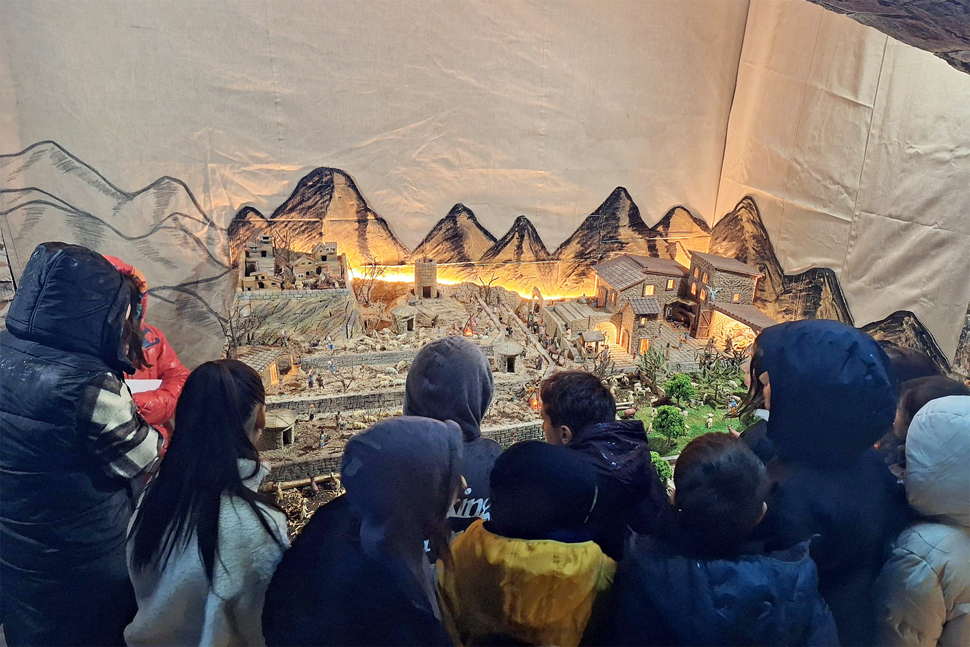 Curs 2024-25 - Visita de valoraciÃ³ del jurat del 4t concurs 'IlÂ·luminem el Nadal!', format pel Consell Municipal dels Infants.