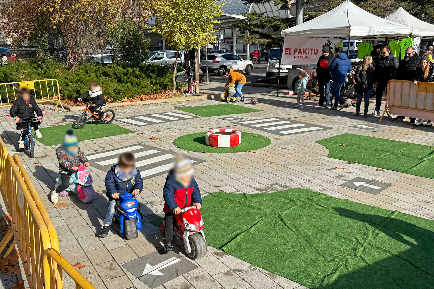 Circuit infantil de trÃ nsit a la plaÃ§a de Sant Joan durant la Fira de Nadal i Fira dâ€™Entitats de SÃºria.