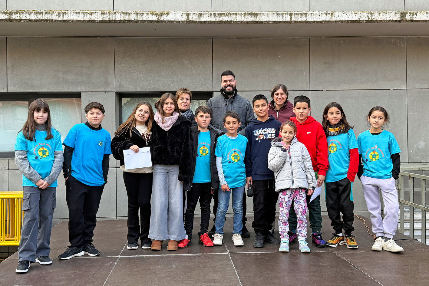 Curs 2024-25 - Foto de grup de les persones premiades en el 4t concurs 'IlÂ·luminem el Nadal!' i membres del Consell Municipal dels Infants, a la plaÃ§a de la Serradora, durant la Fira de Nadal i Fira d'Entitats de SÃºria.