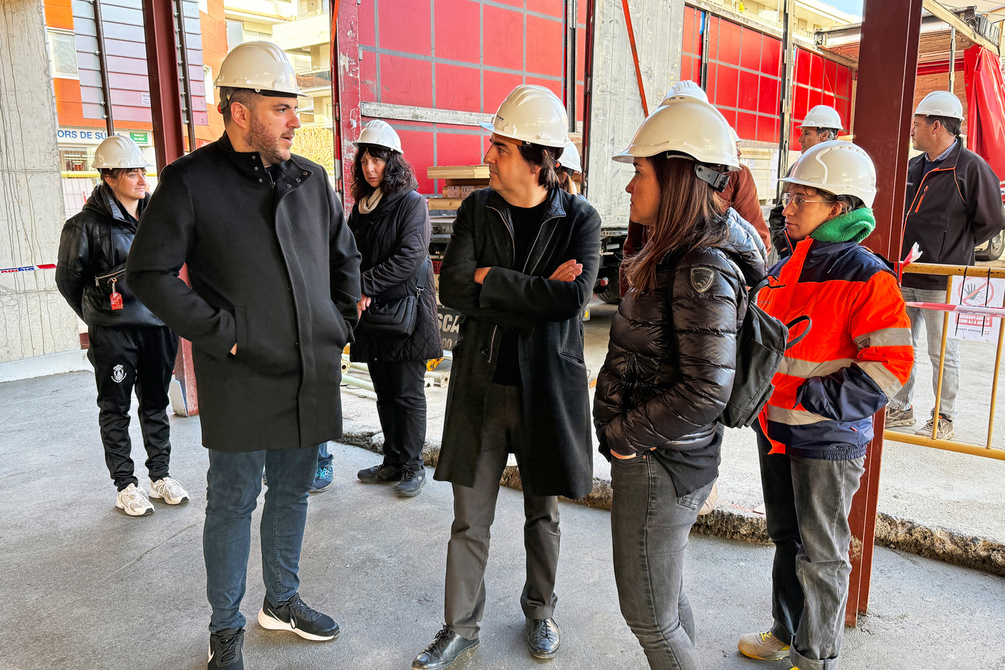 Inici de la visita d'obres a l'edifici de la futura Biblioteca-Centre Cultural de Súria, amb l'alcalde Albert Coberó i l'arquitecte Javier de las Heras.