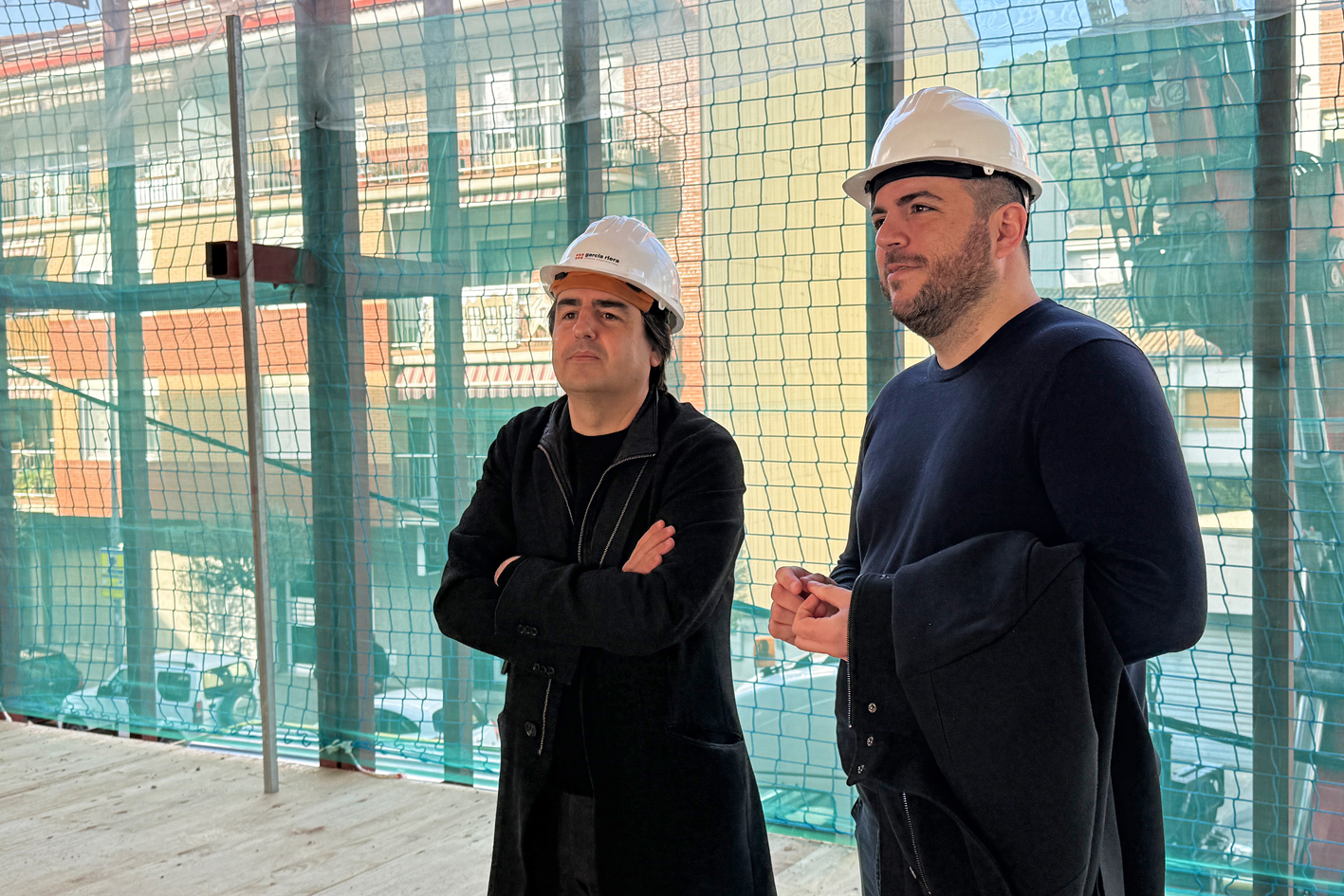 L'alcalde Albert Coberó i l'arquitecte Javier de las Heras, a la primera planta de la futura Biblioteca-Centre Cultural de Súria, durant la visita d'obres.