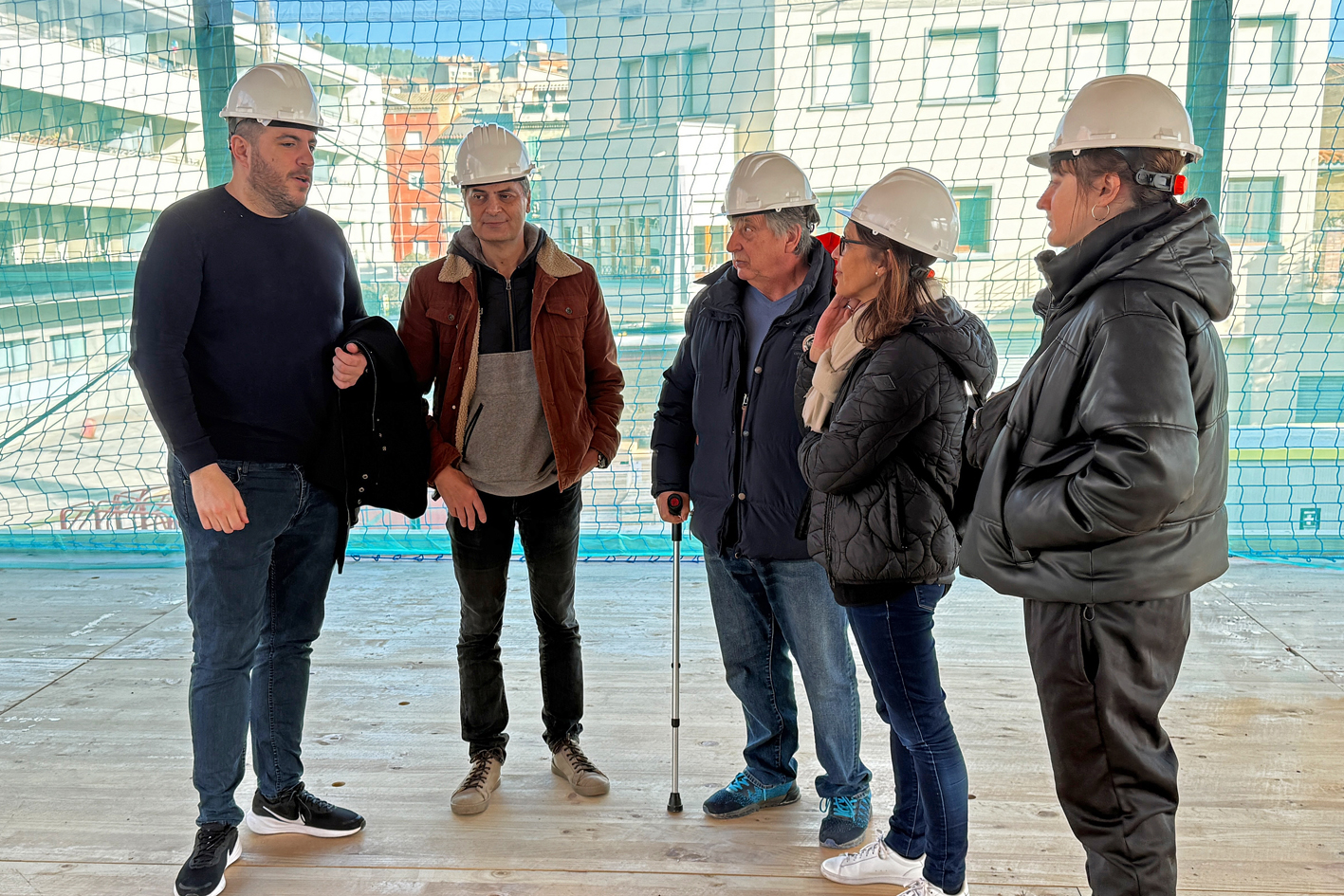 L'alcalde Albert Coberó i altres membres de l'equip de govern municipal, a la primera planta de la futura Biblioteca-Centre Cultural de Súria, durant la visita d'obres.