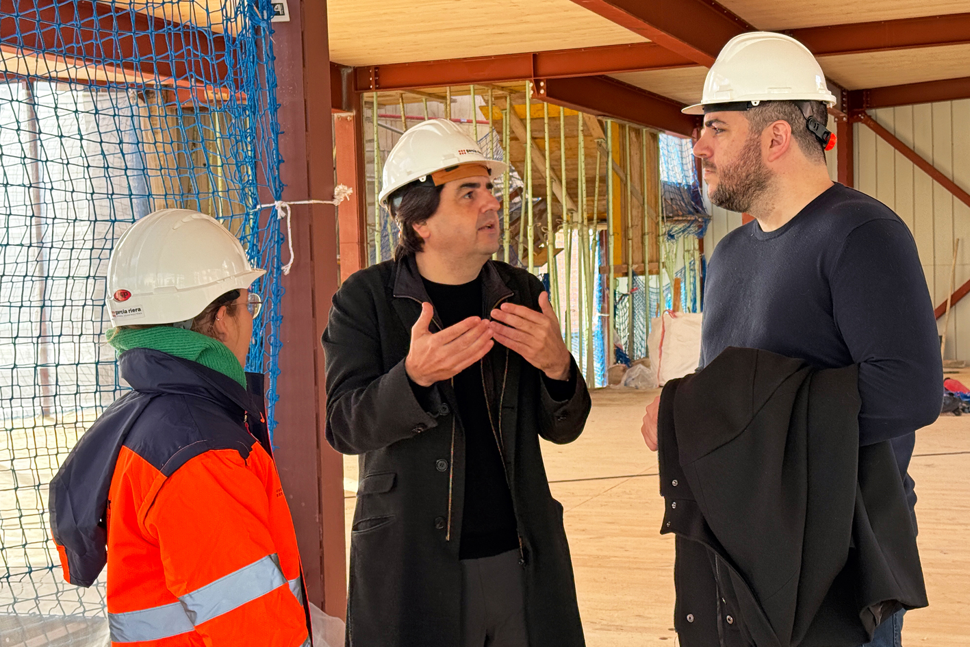 L'alcalde Albert Coberó, l'arquitecte Javier de las Heras i la cap d'obres, Gemma Garcia, a la primera planta de la futura Biblioteca-Centre Cultural de Súria, durant la visita d'obres.