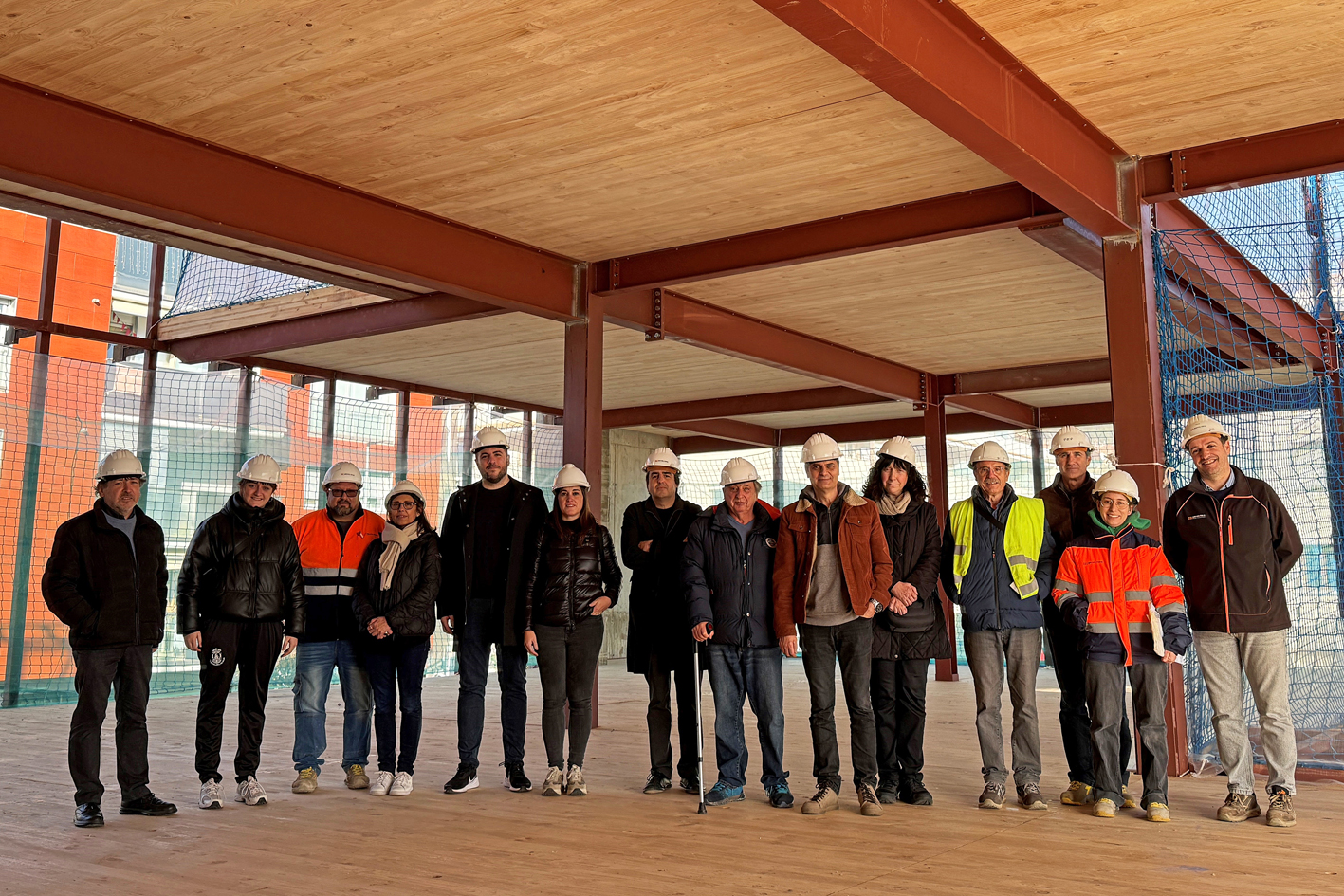 Foto de grup de les persones participants en la visita d'obres, a la primera planta de la futura Biblioteca-Centre Cultural de Súria.
